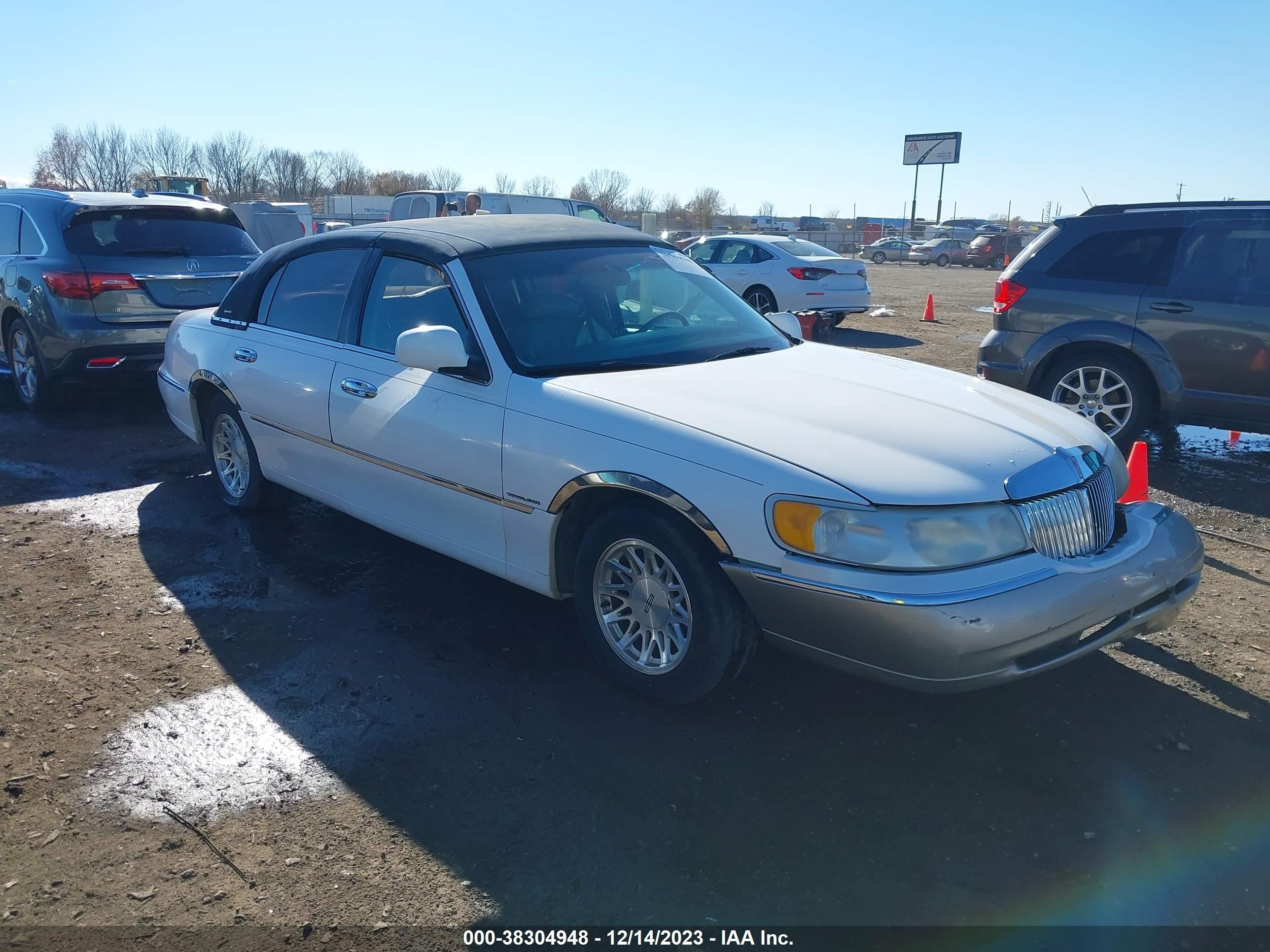 Photo 0 VIN: 1LNHM82W7XY708681 - LINCOLN TOWN CAR 