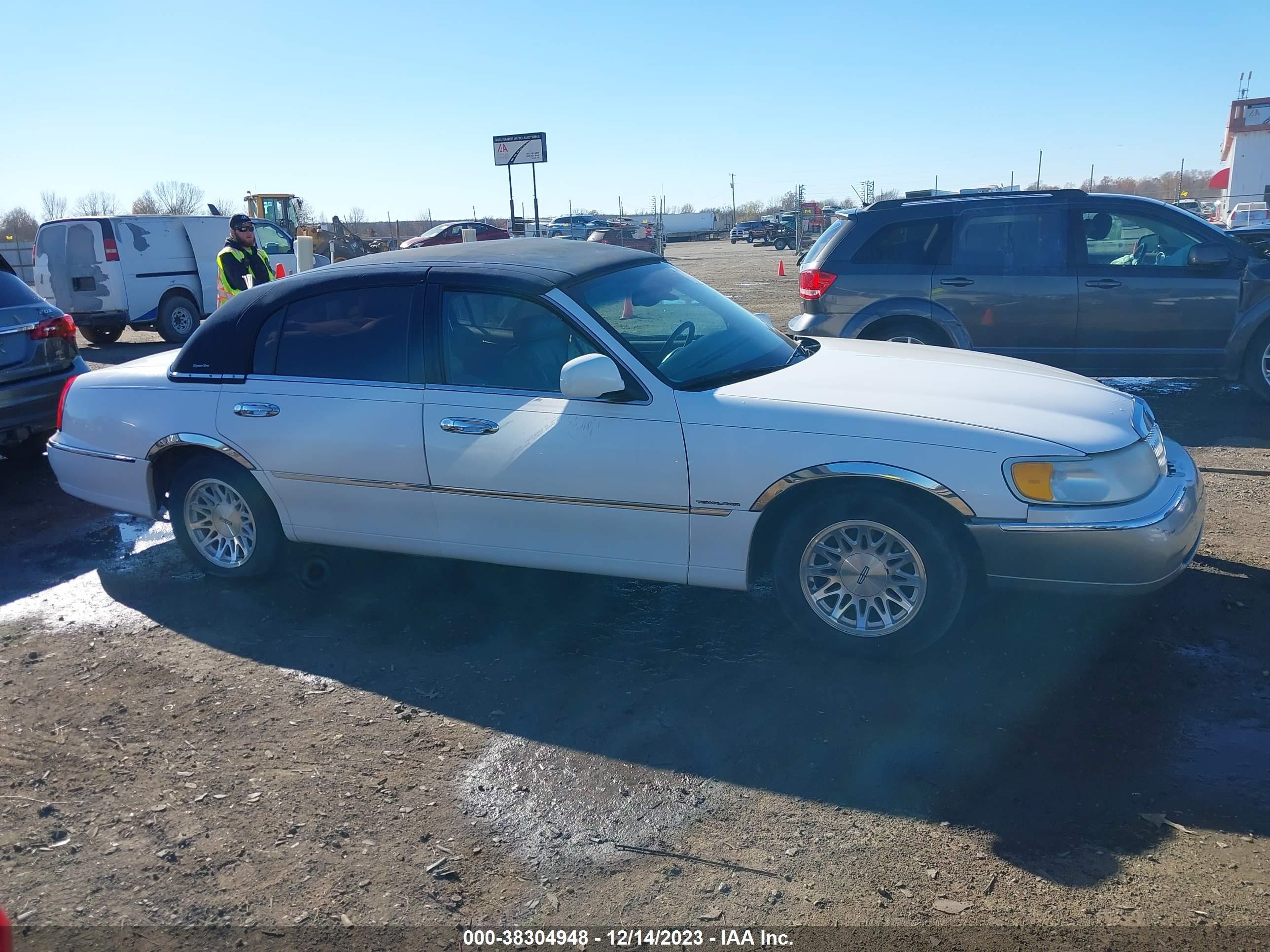 Photo 12 VIN: 1LNHM82W7XY708681 - LINCOLN TOWN CAR 