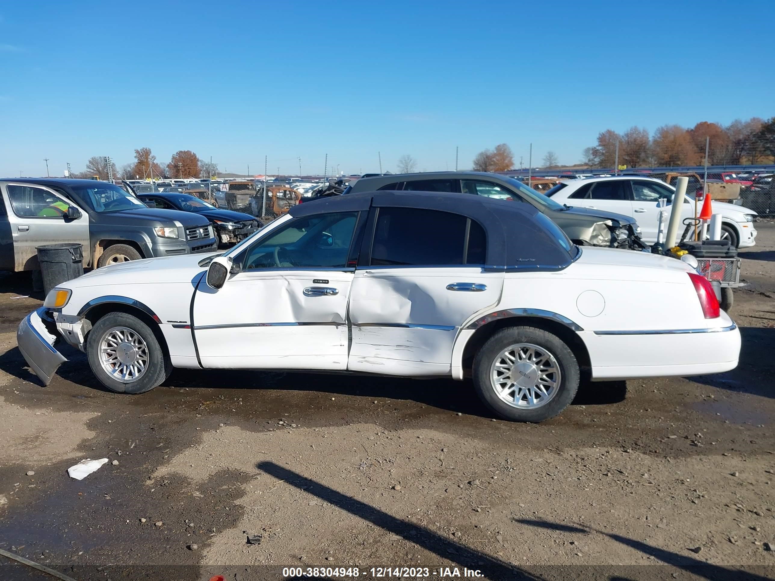 Photo 13 VIN: 1LNHM82W7XY708681 - LINCOLN TOWN CAR 