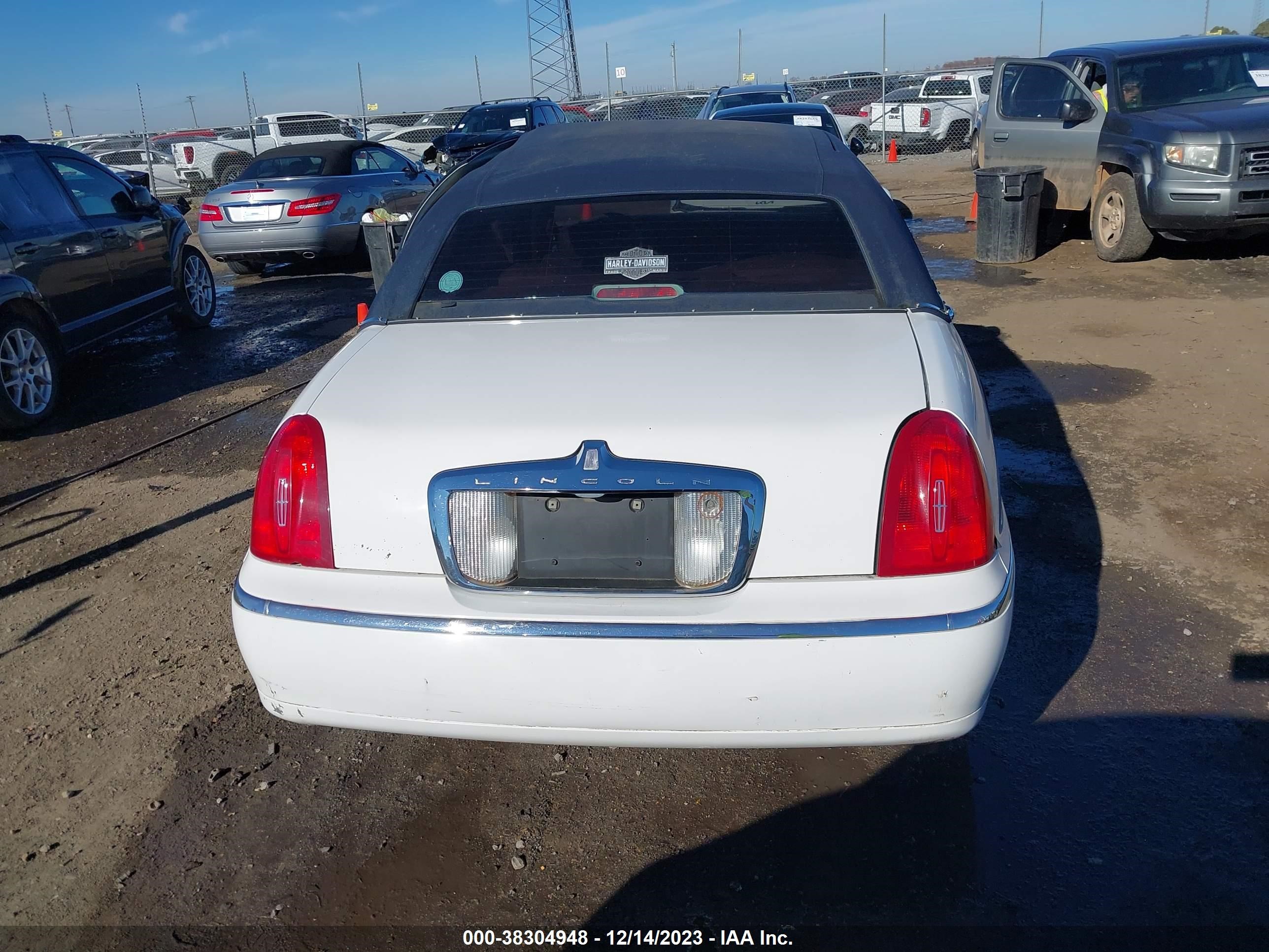 Photo 15 VIN: 1LNHM82W7XY708681 - LINCOLN TOWN CAR 