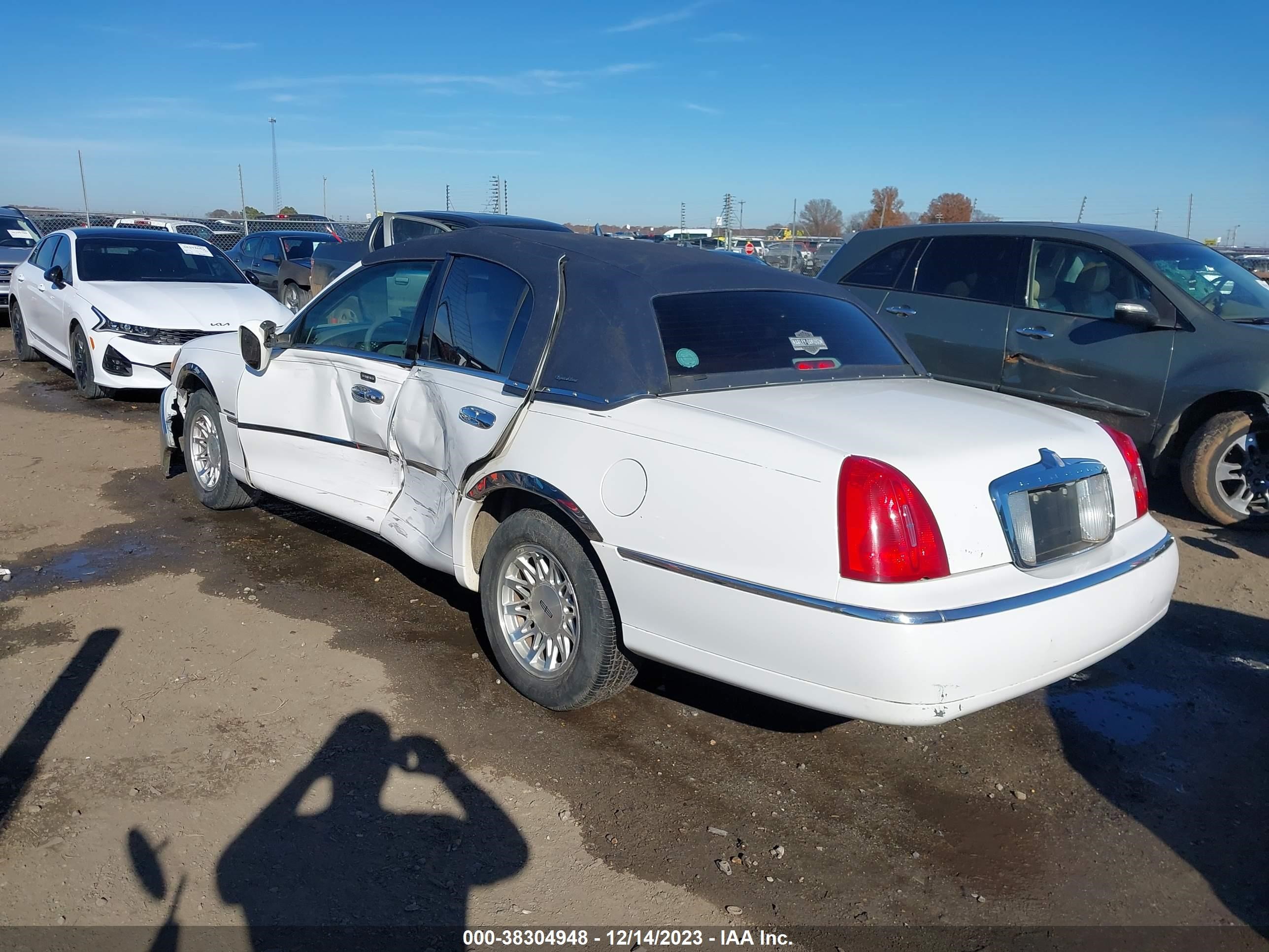 Photo 2 VIN: 1LNHM82W7XY708681 - LINCOLN TOWN CAR 