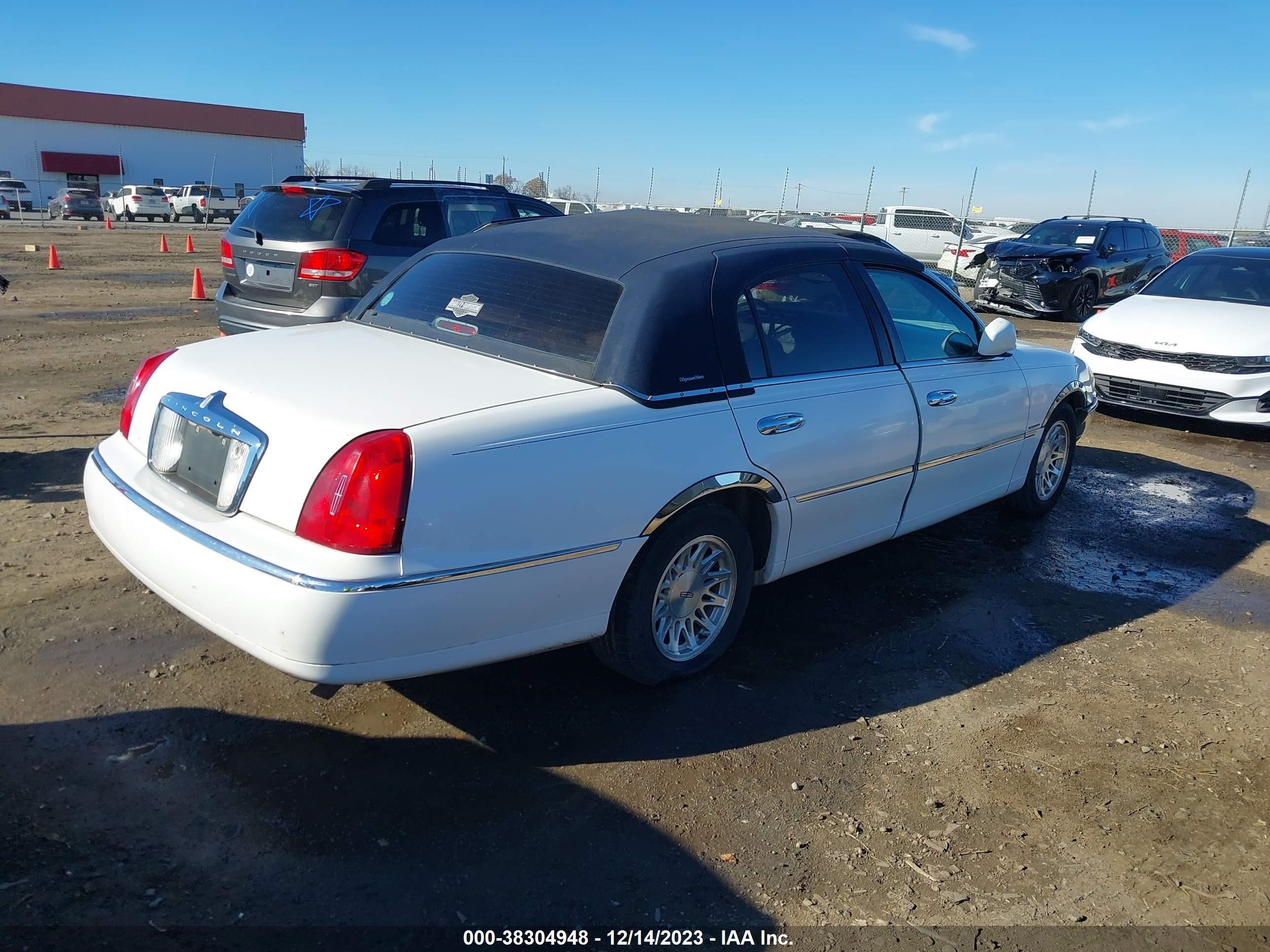 Photo 3 VIN: 1LNHM82W7XY708681 - LINCOLN TOWN CAR 