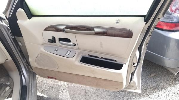 Photo 24 VIN: 1LNHM82W7YY844813 - LINCOLN TOWN CAR 