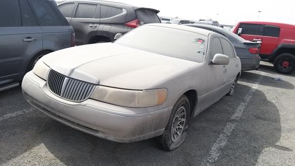 Photo 4 VIN: 1LNHM82W7YY844813 - LINCOLN TOWN CAR 