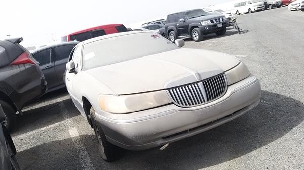 Photo 8 VIN: 1LNHM82W7YY844813 - LINCOLN TOWN CAR 