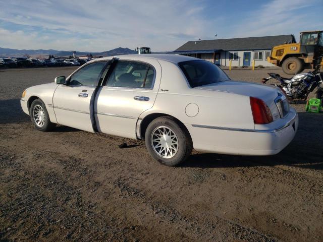 Photo 1 VIN: 1LNHM82W7YY864527 - LINCOLN TOWNCAR 