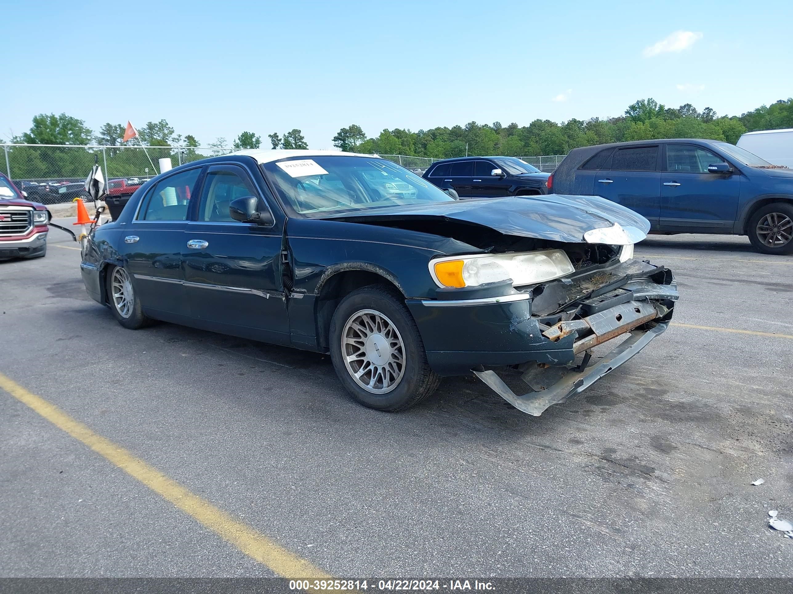 Photo 1 VIN: 1LNHM82W82Y603625 - LINCOLN TOWN CAR 