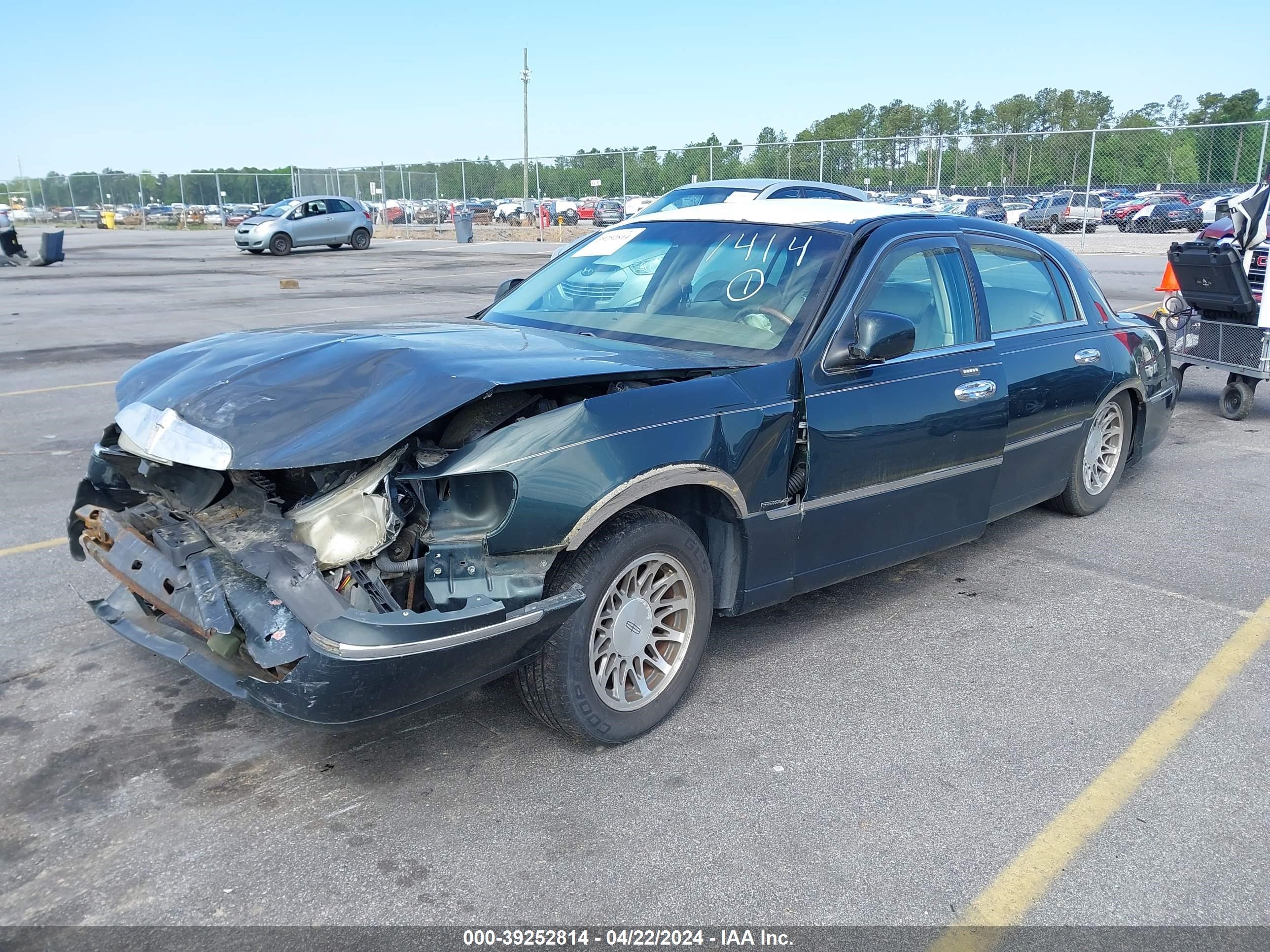 Photo 2 VIN: 1LNHM82W82Y603625 - LINCOLN TOWN CAR 