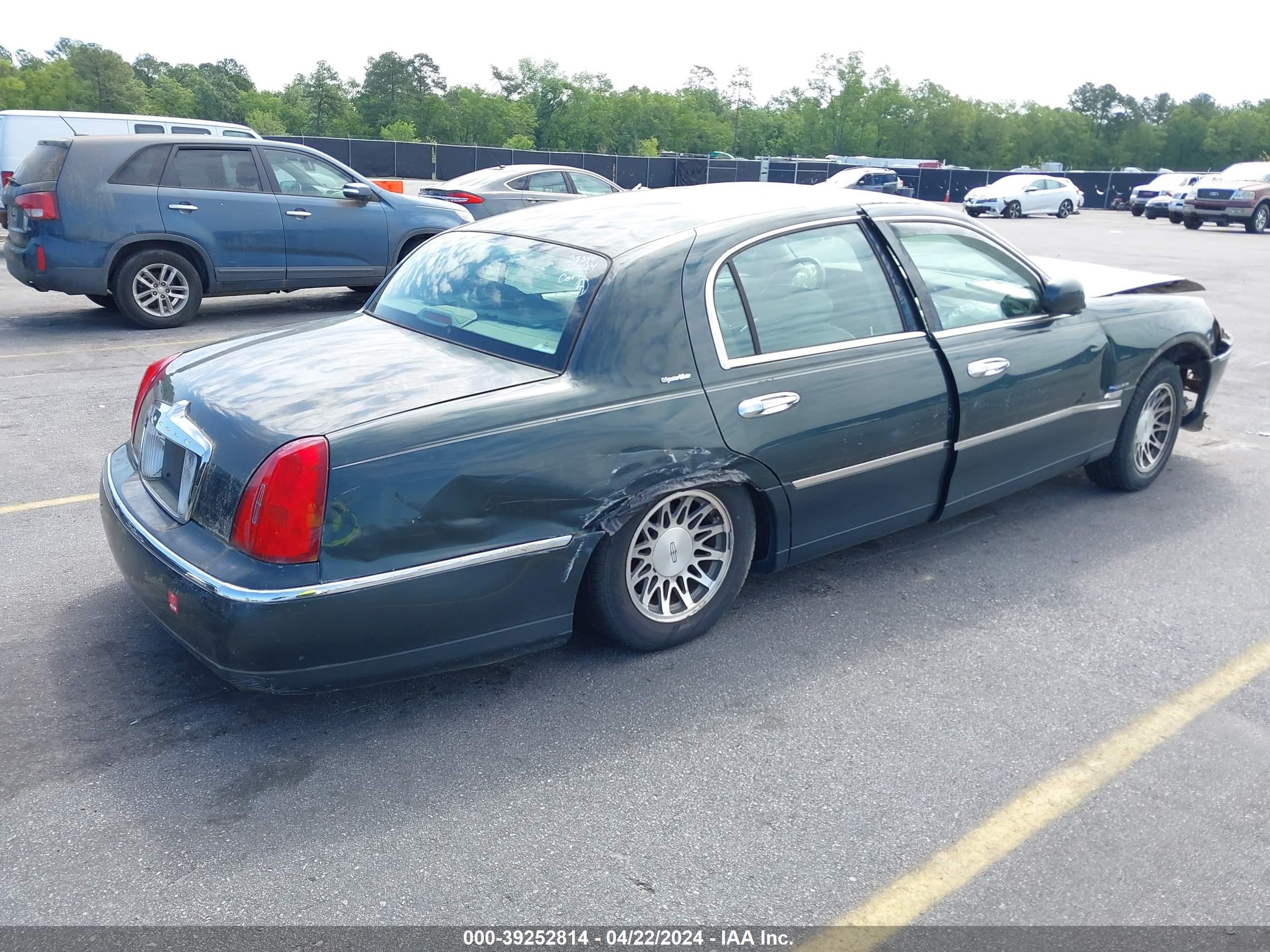 Photo 4 VIN: 1LNHM82W82Y603625 - LINCOLN TOWN CAR 