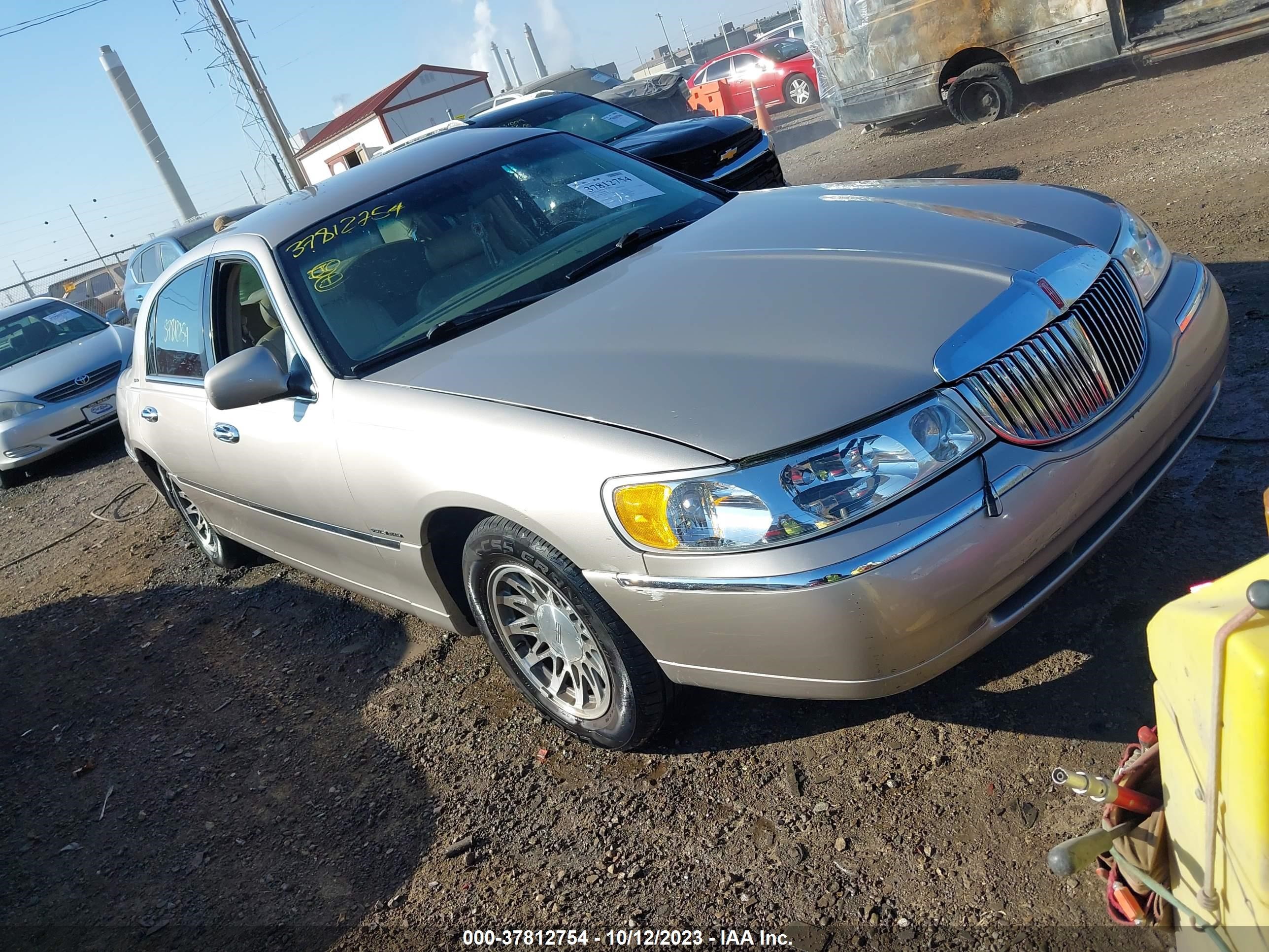 Photo 0 VIN: 1LNHM82W82Y656339 - LINCOLN TOWN CAR 