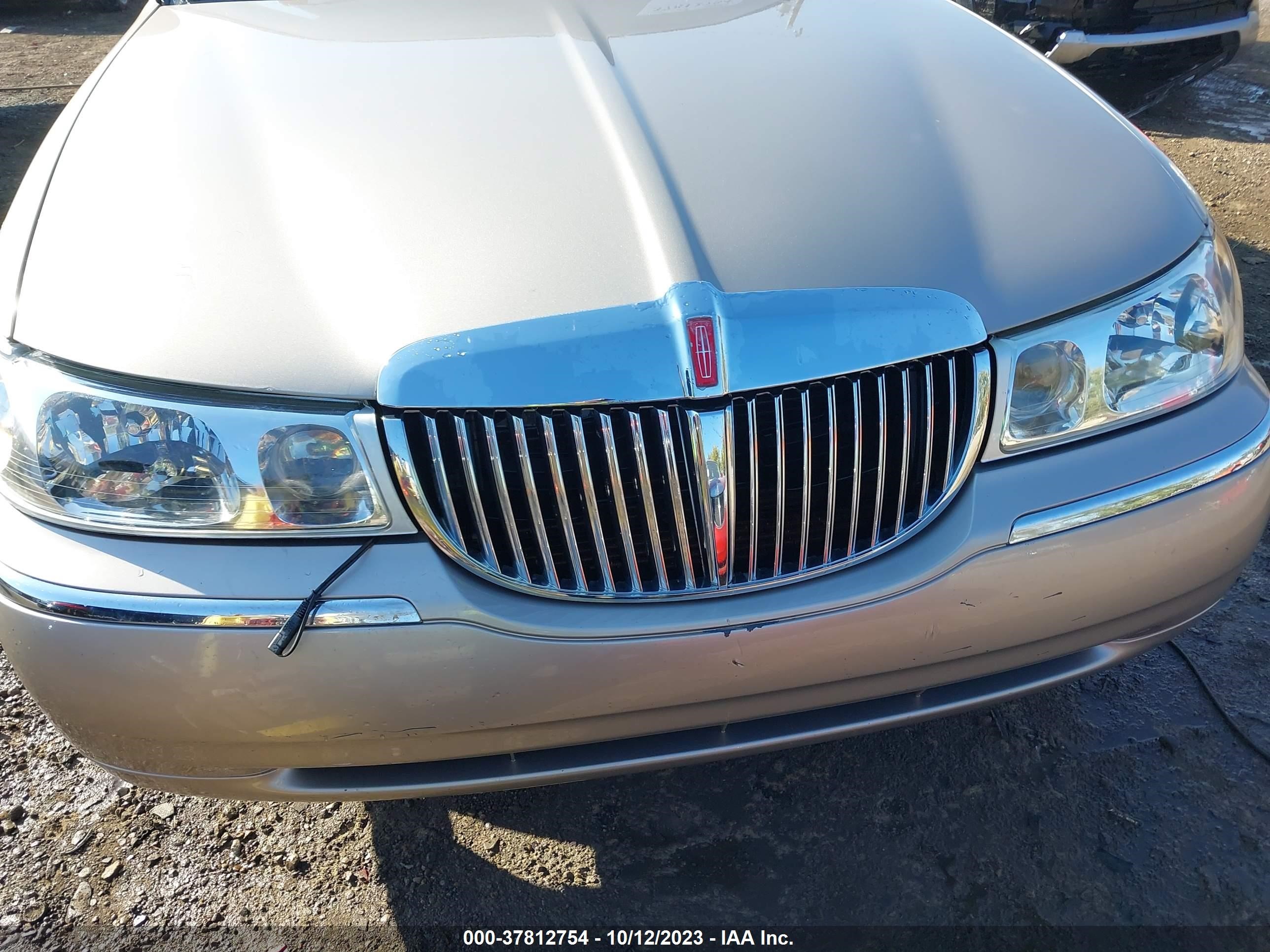 Photo 11 VIN: 1LNHM82W82Y656339 - LINCOLN TOWN CAR 