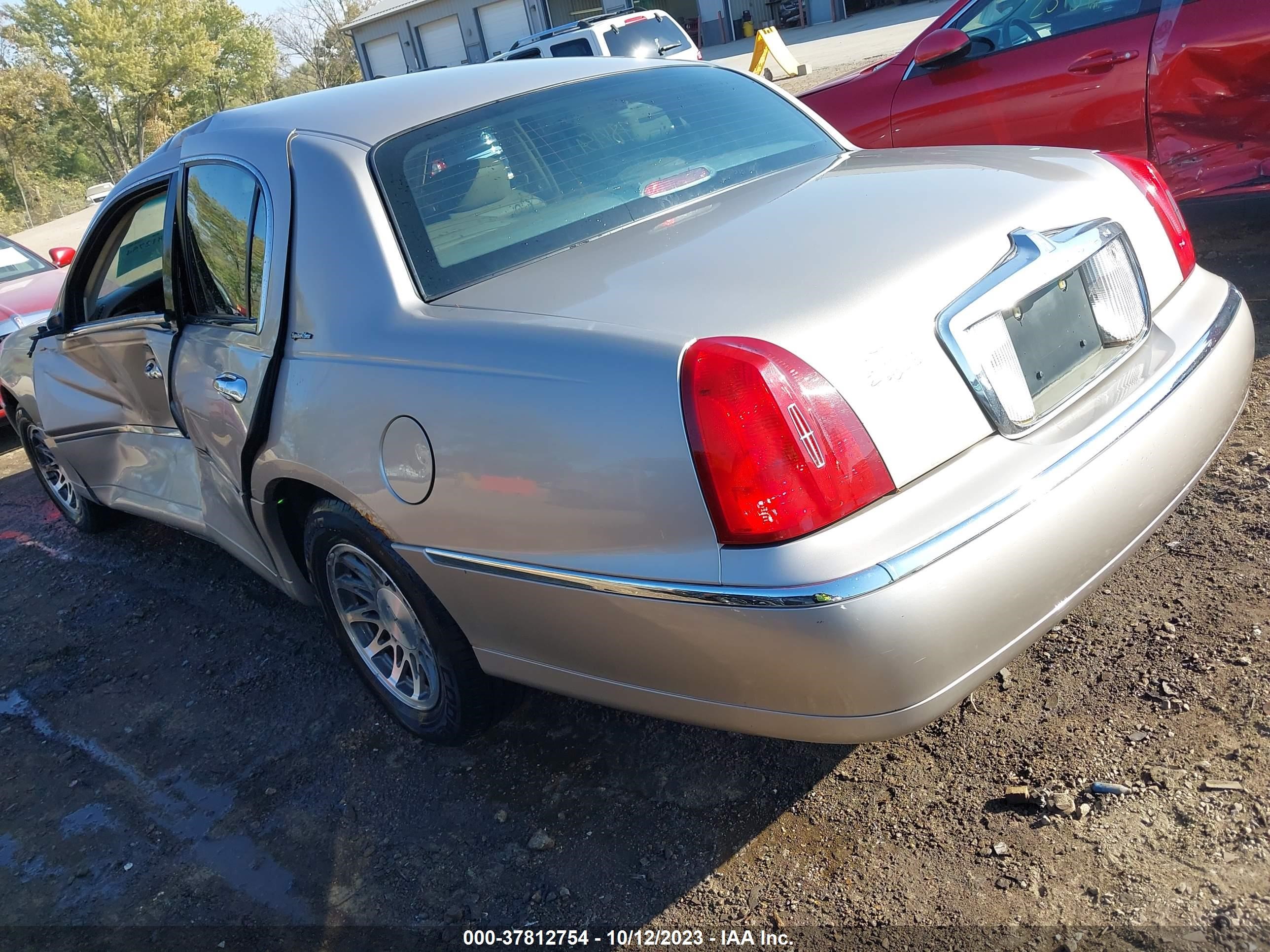 Photo 2 VIN: 1LNHM82W82Y656339 - LINCOLN TOWN CAR 