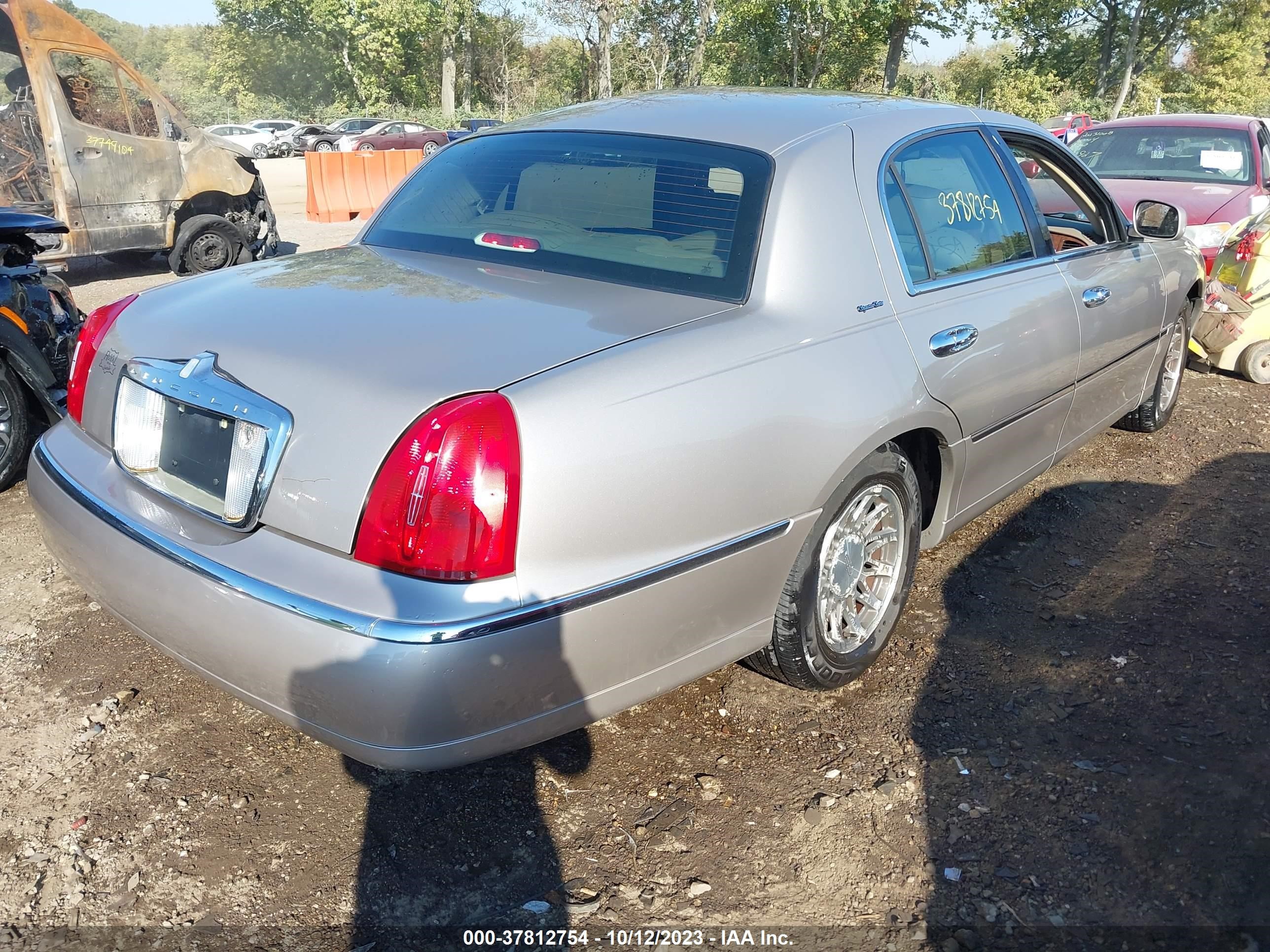 Photo 3 VIN: 1LNHM82W82Y656339 - LINCOLN TOWN CAR 