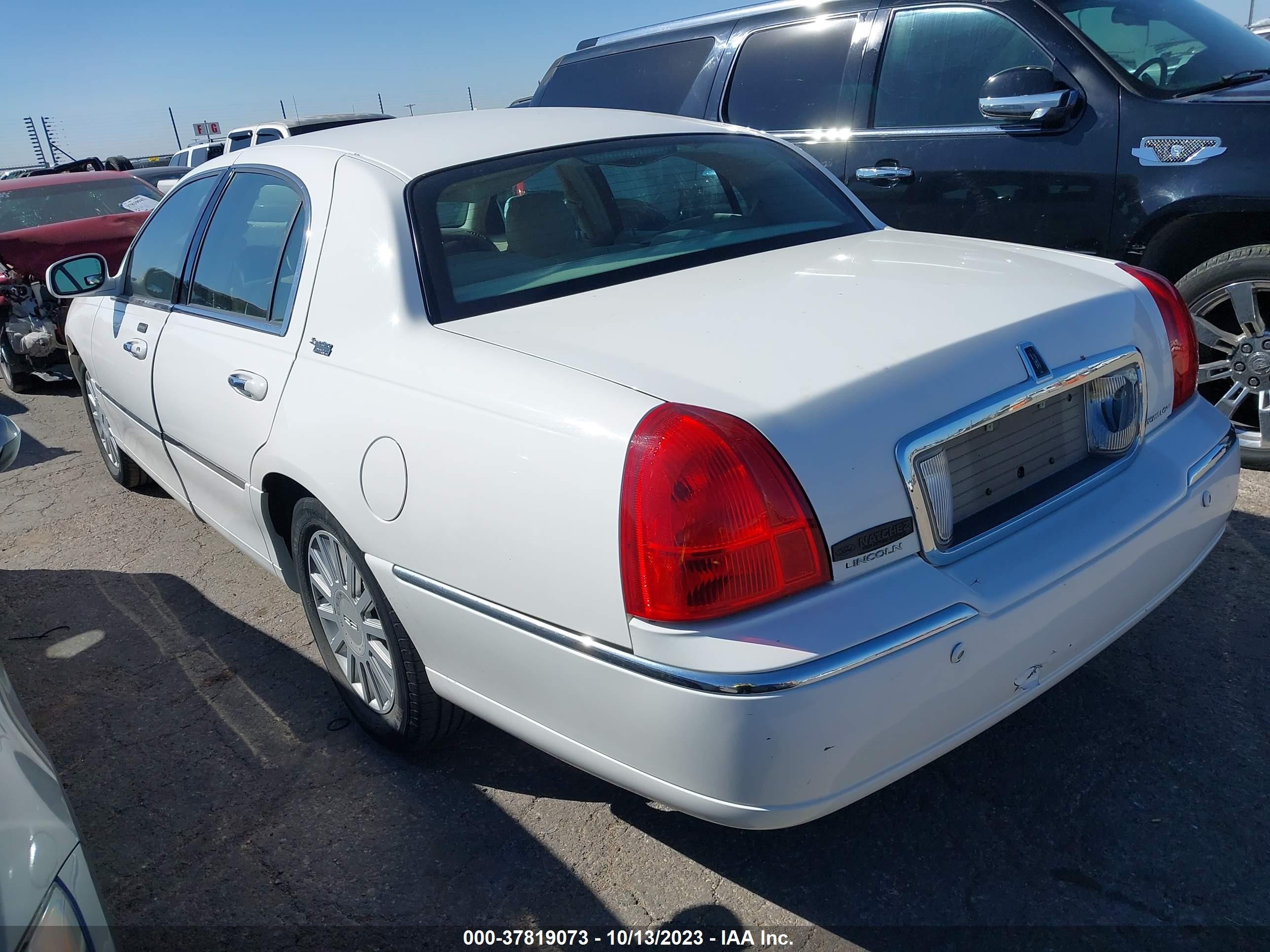 Photo 2 VIN: 1LNHM82W85Y652408 - LINCOLN TOWN CAR 