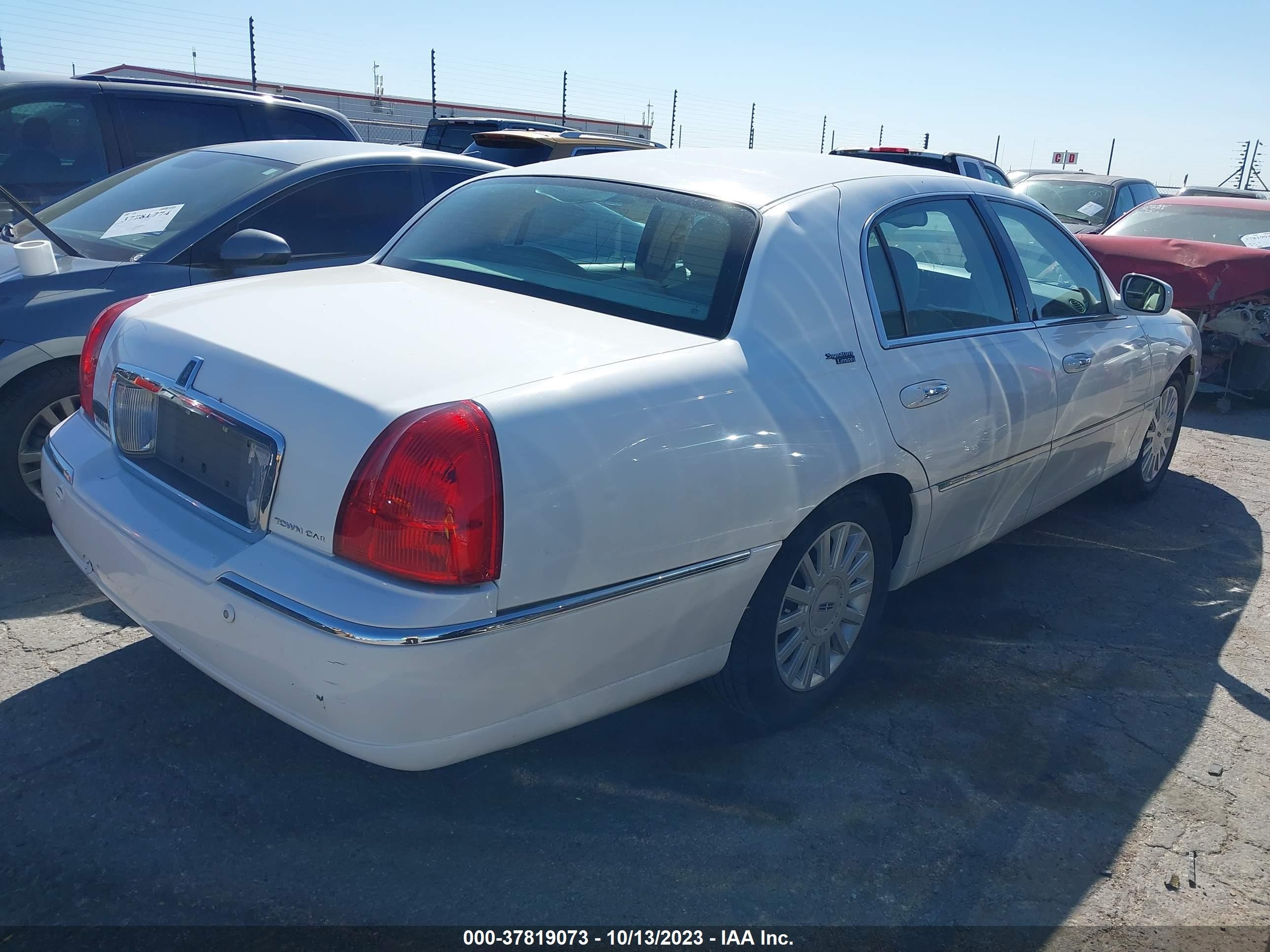 Photo 3 VIN: 1LNHM82W85Y652408 - LINCOLN TOWN CAR 