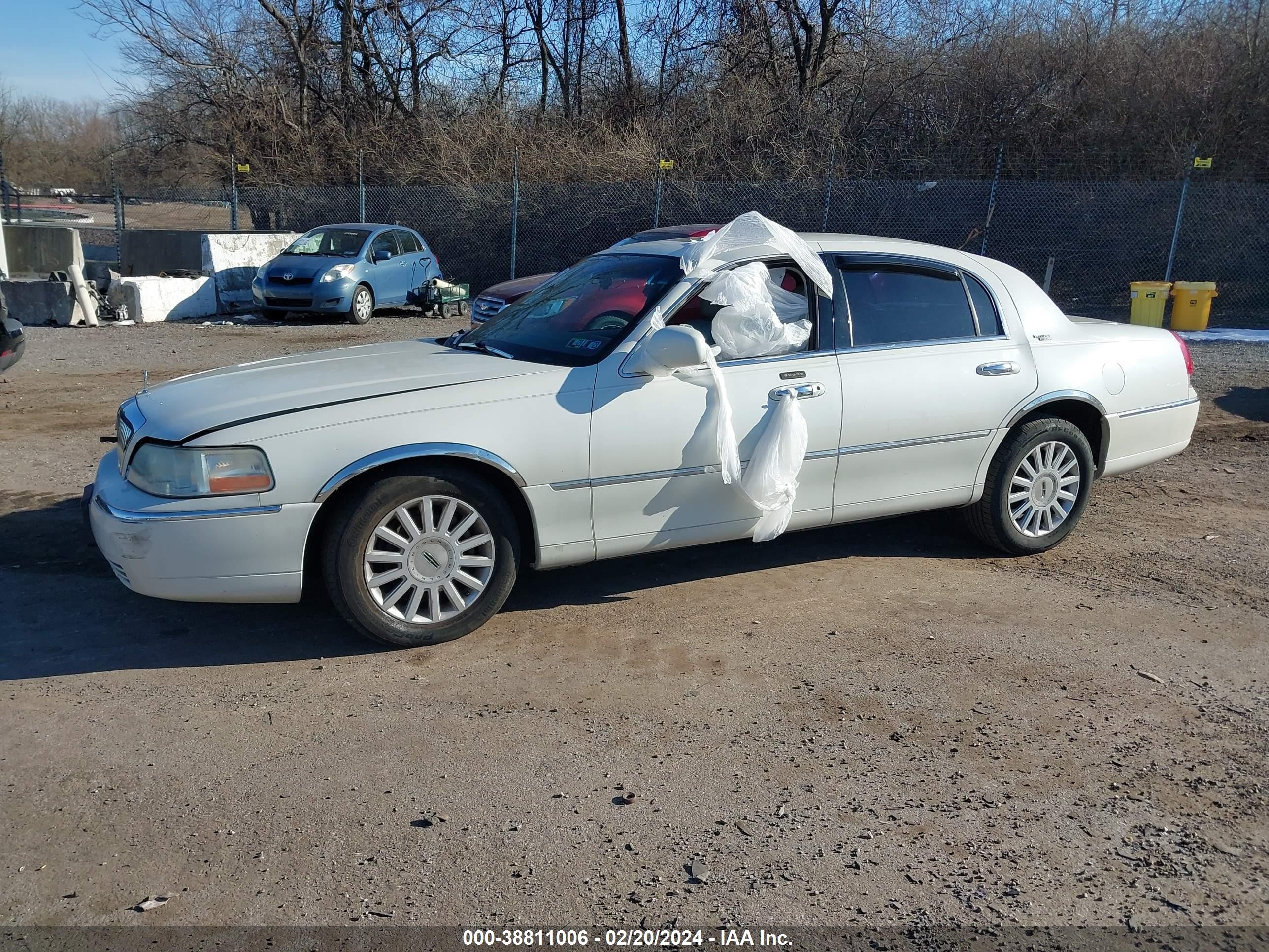 Photo 1 VIN: 1LNHM82W85Y652649 - LINCOLN TOWN CAR 