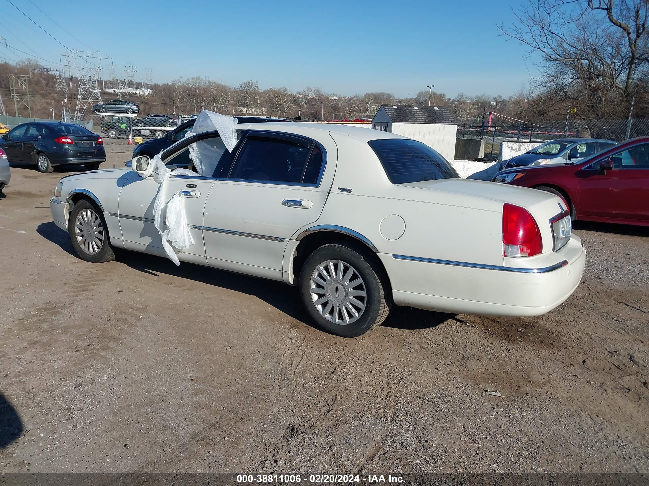 Photo 2 VIN: 1LNHM82W85Y652649 - LINCOLN TOWN CAR 