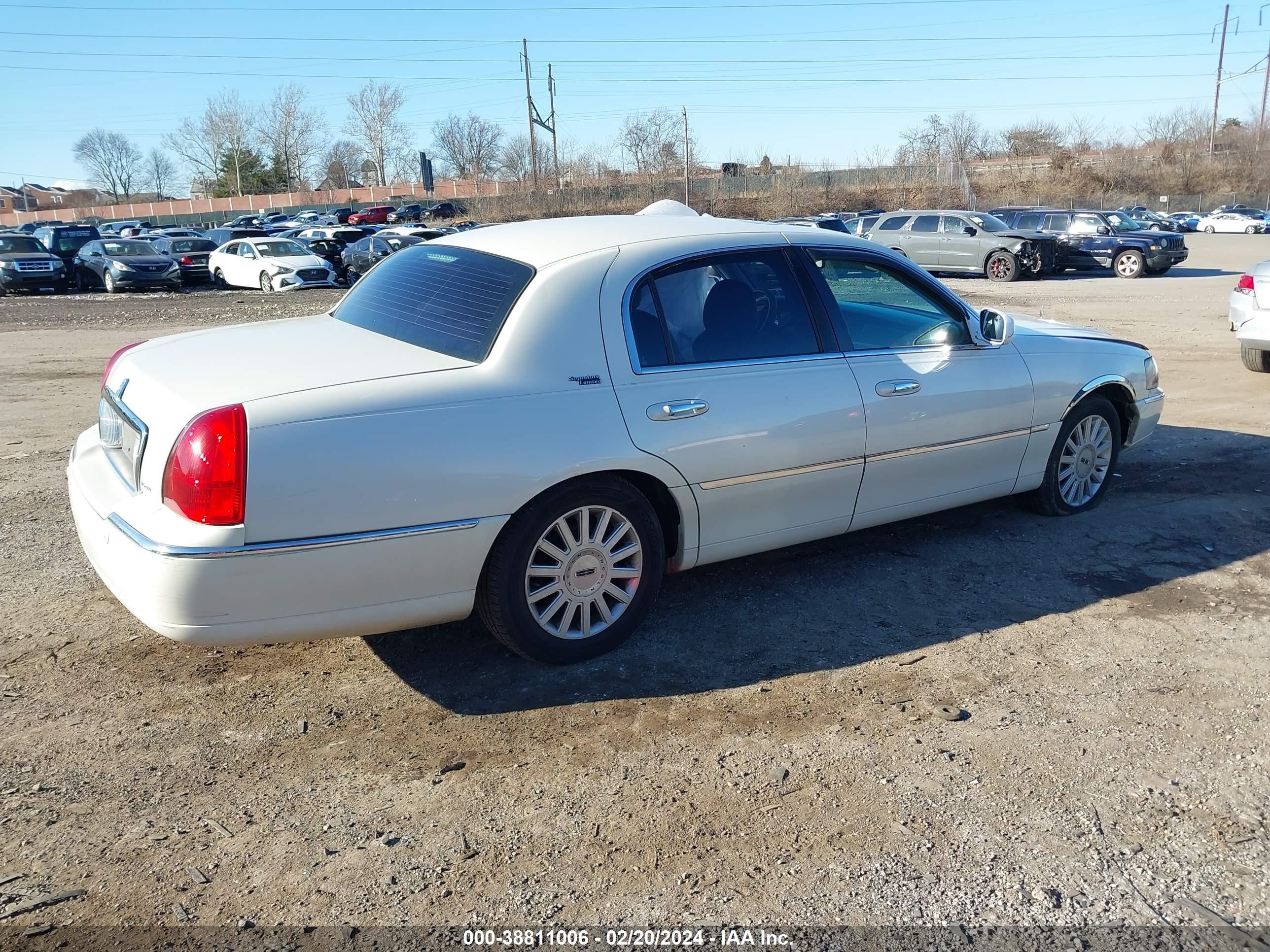 Photo 3 VIN: 1LNHM82W85Y652649 - LINCOLN TOWN CAR 