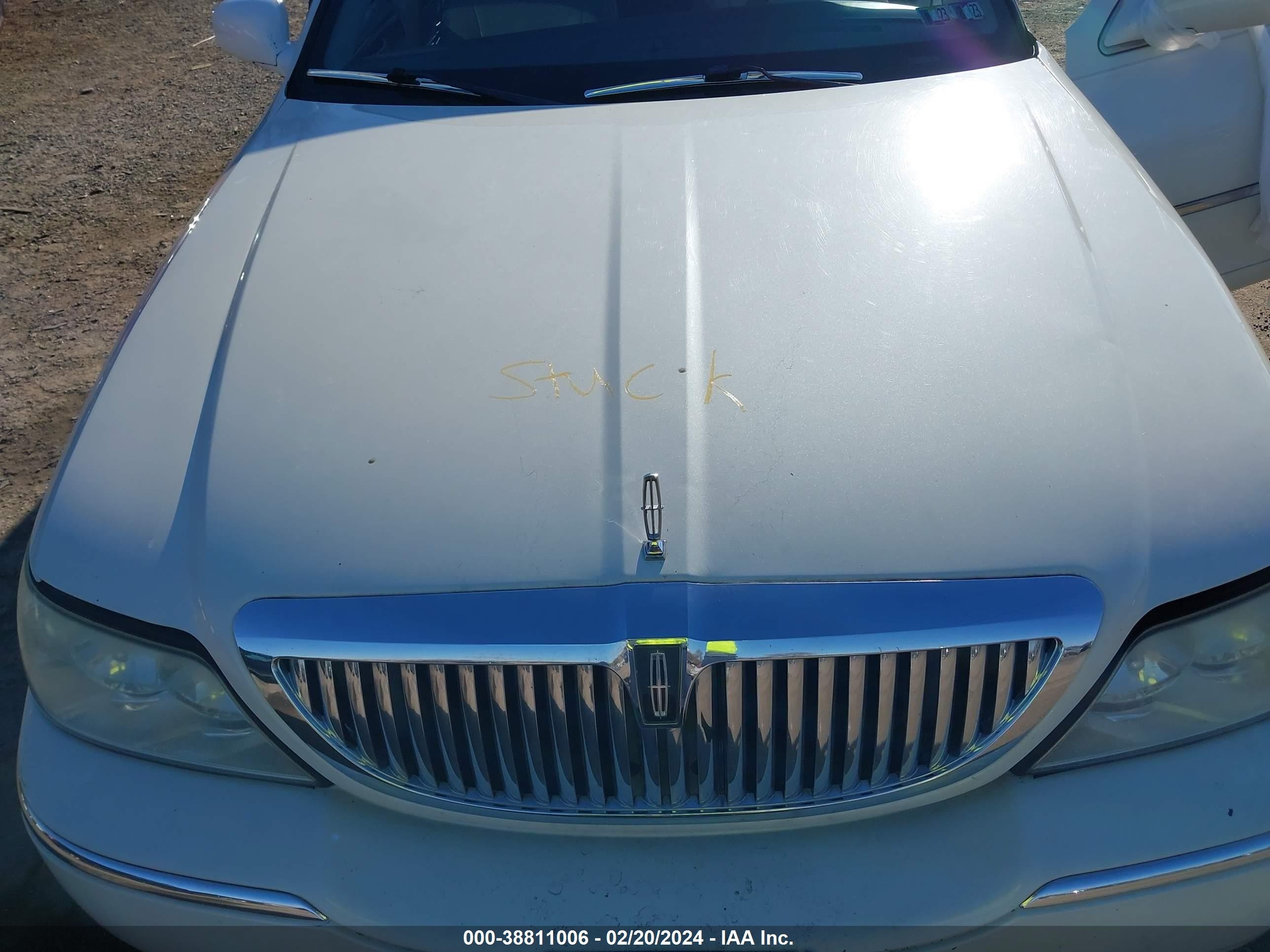 Photo 9 VIN: 1LNHM82W85Y652649 - LINCOLN TOWN CAR 