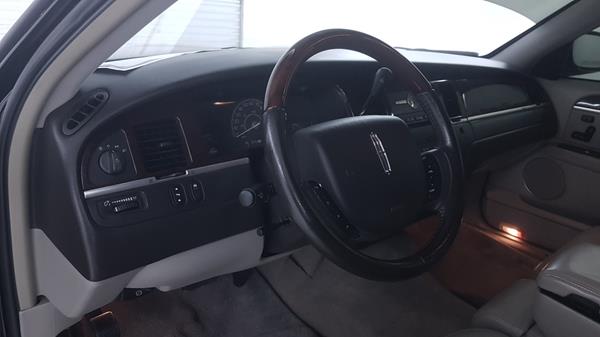 Photo 11 VIN: 1LNHM82W85Y658791 - LINCOLN TOWN 