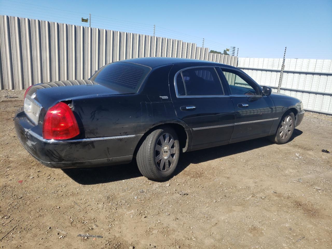 Photo 2 VIN: 1LNHM82W85Y669788 - LINCOLN TOWN CAR 