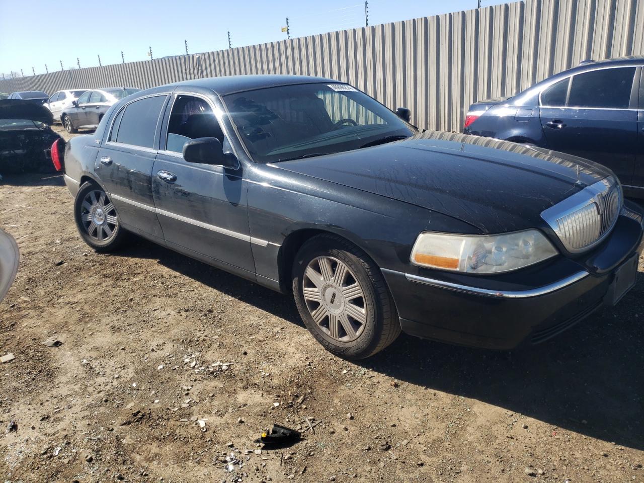 Photo 3 VIN: 1LNHM82W85Y669788 - LINCOLN TOWN CAR 