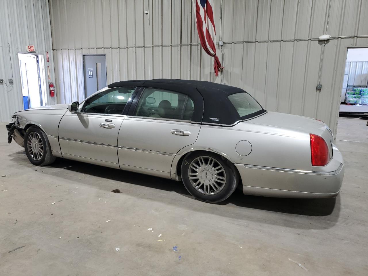 Photo 1 VIN: 1LNHM82W86Y625744 - LINCOLN TOWN CAR 