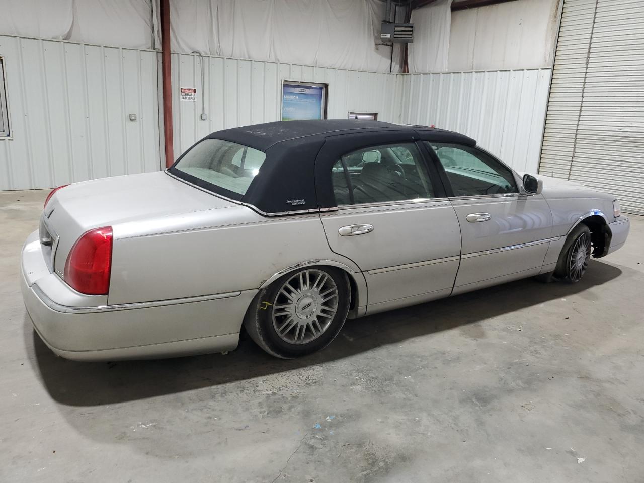 Photo 2 VIN: 1LNHM82W86Y625744 - LINCOLN TOWN CAR 