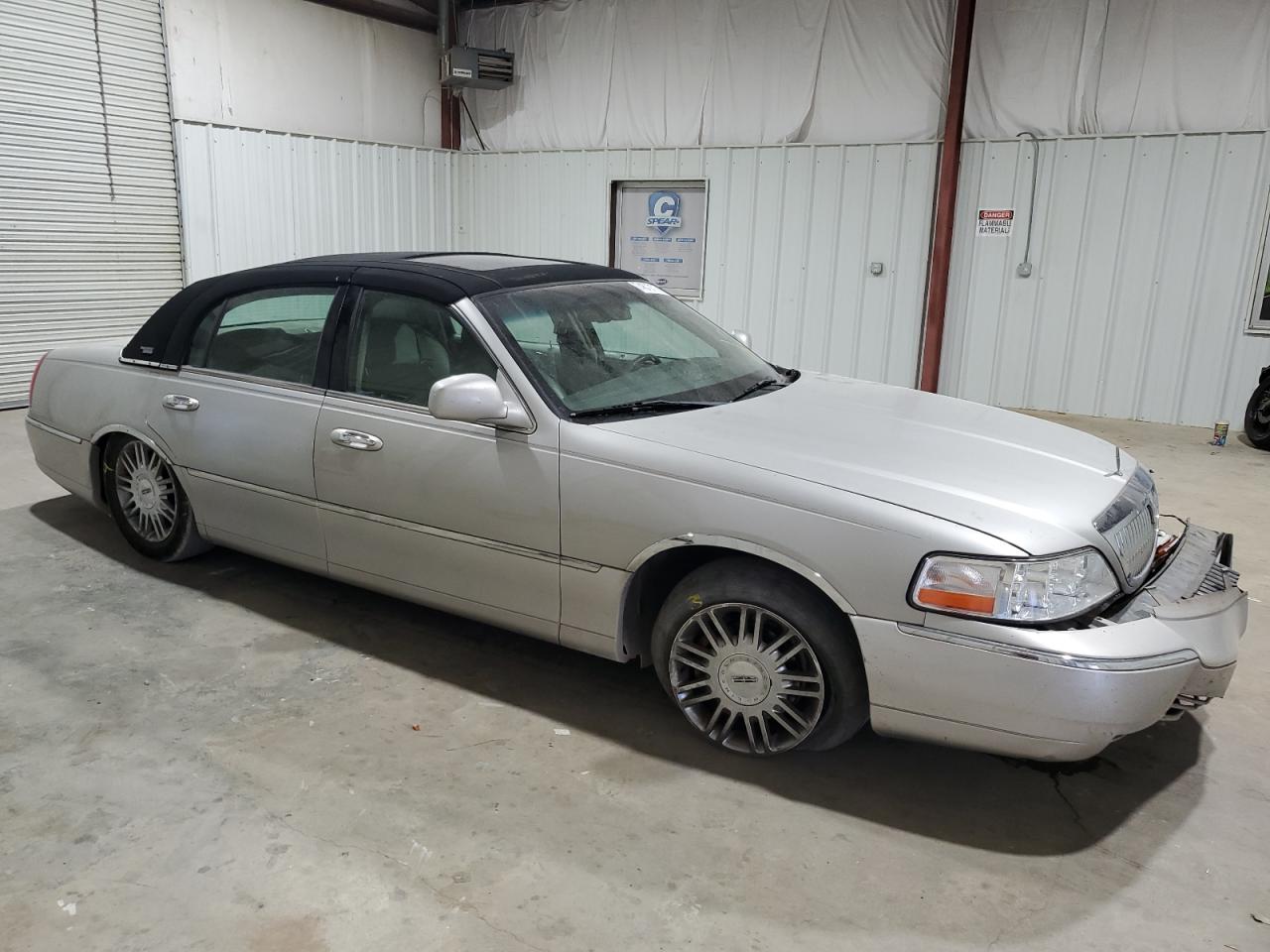 Photo 3 VIN: 1LNHM82W86Y625744 - LINCOLN TOWN CAR 