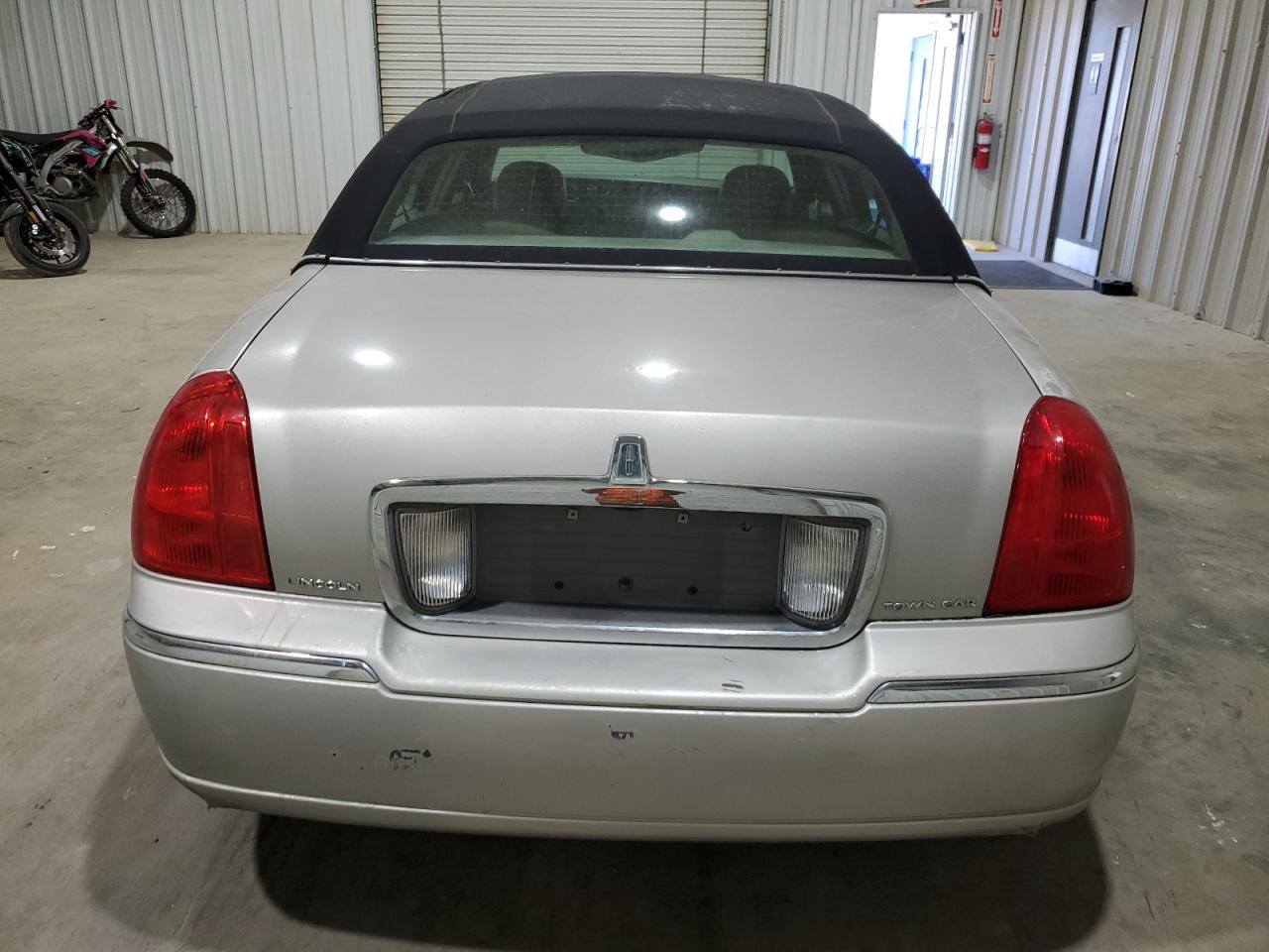 Photo 5 VIN: 1LNHM82W86Y625744 - LINCOLN TOWN CAR 