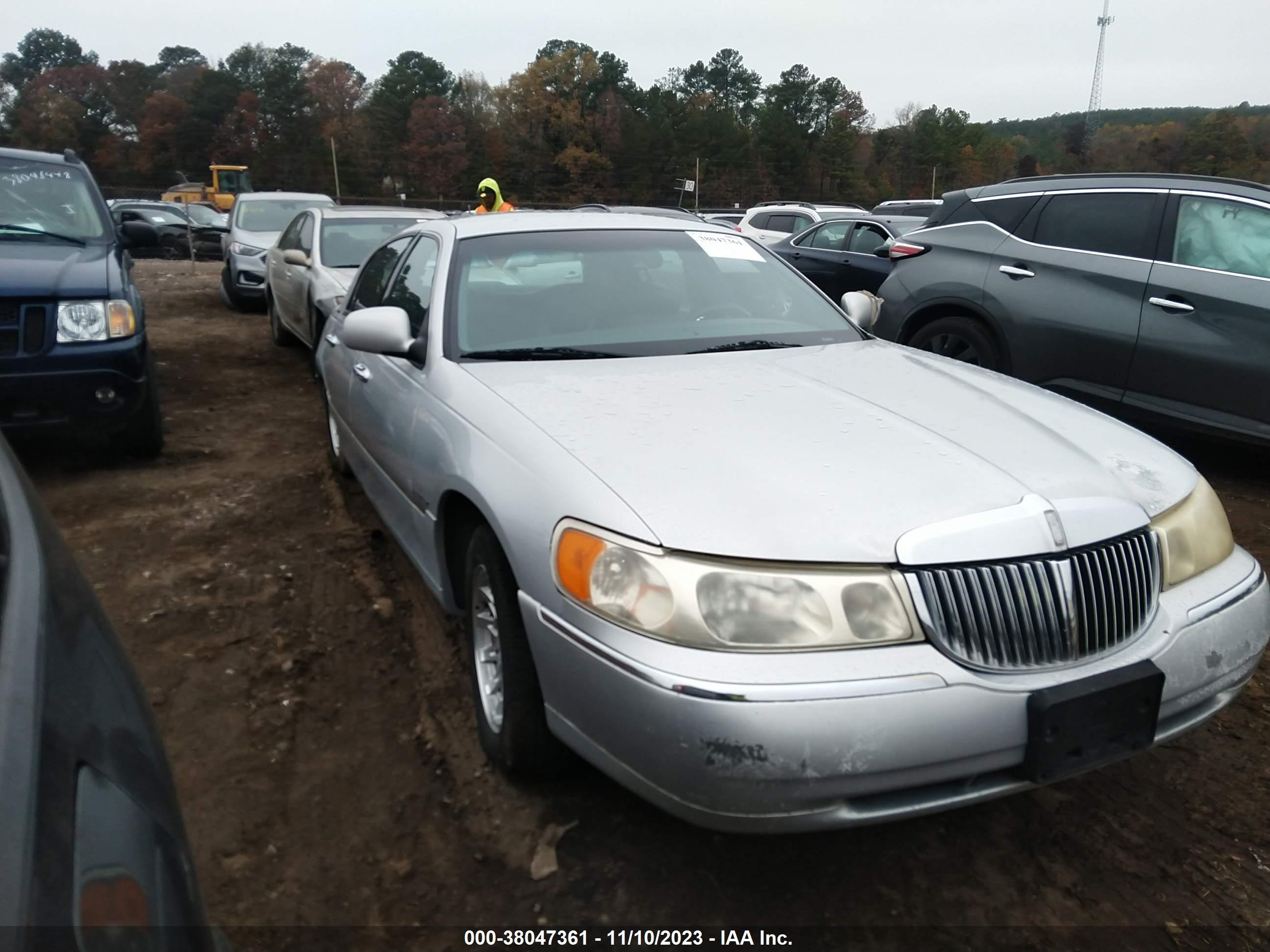 Photo 0 VIN: 1LNHM82W8XY657689 - LINCOLN TOWN CAR 