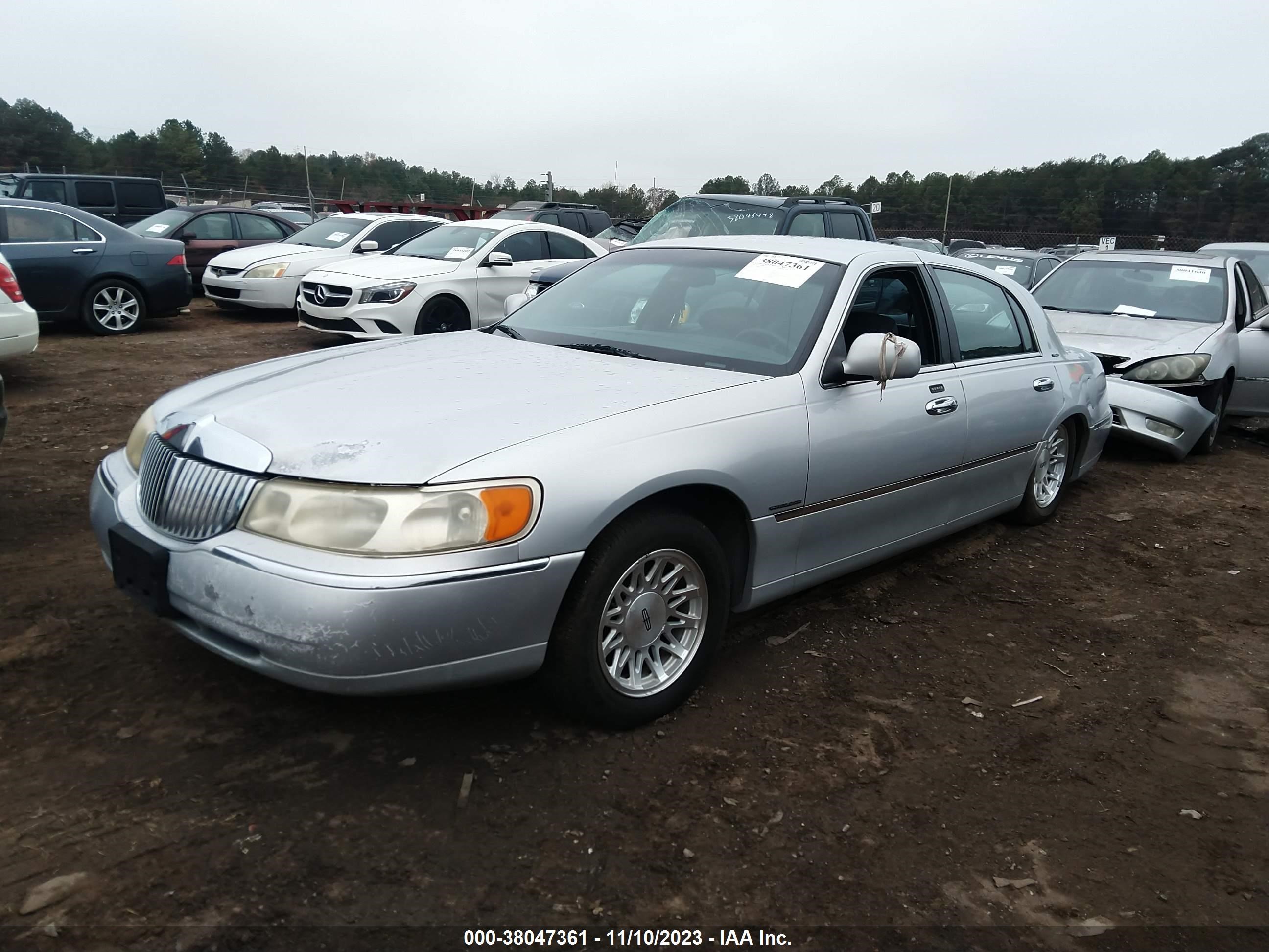 Photo 1 VIN: 1LNHM82W8XY657689 - LINCOLN TOWN CAR 