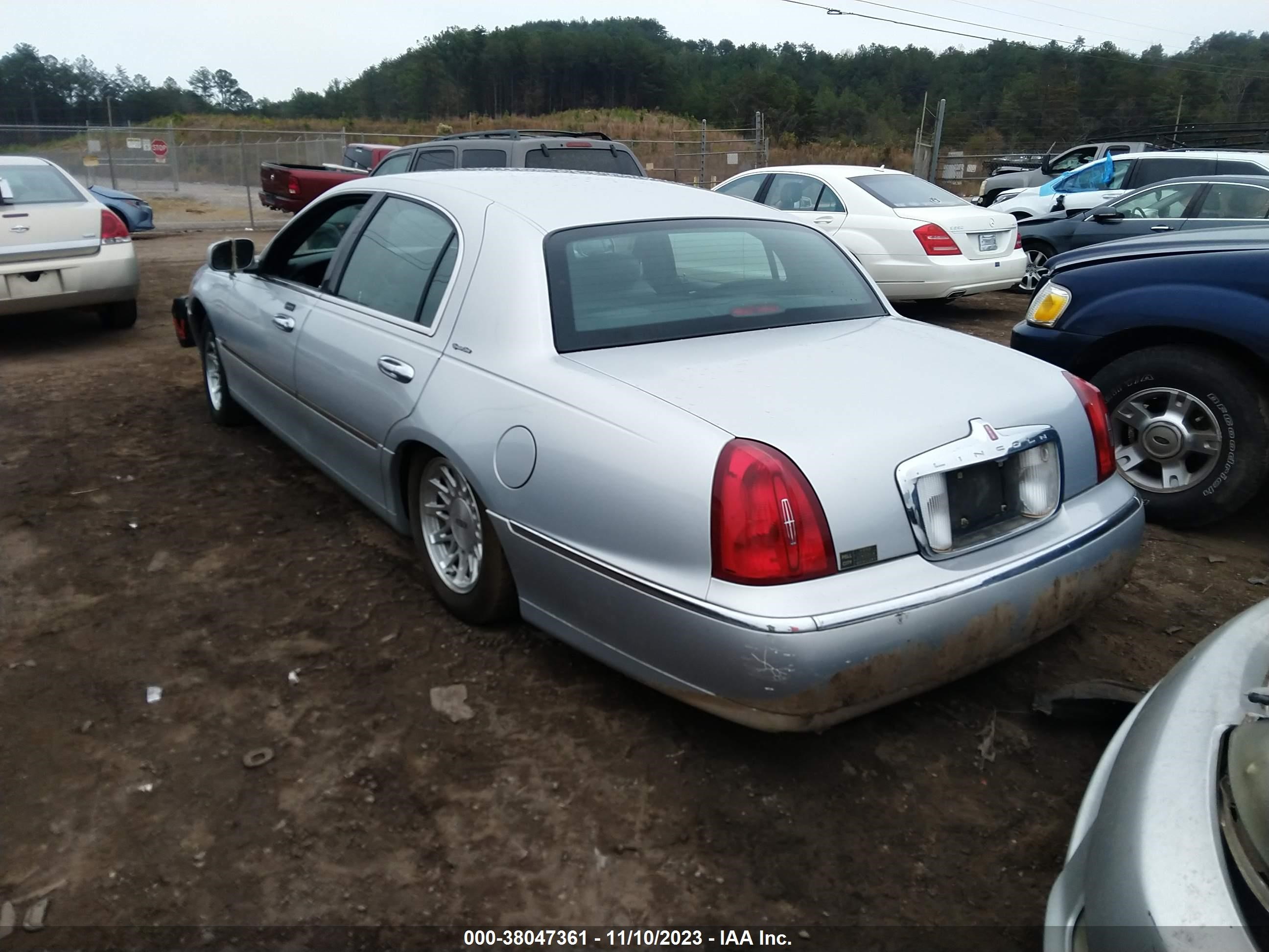 Photo 2 VIN: 1LNHM82W8XY657689 - LINCOLN TOWN CAR 