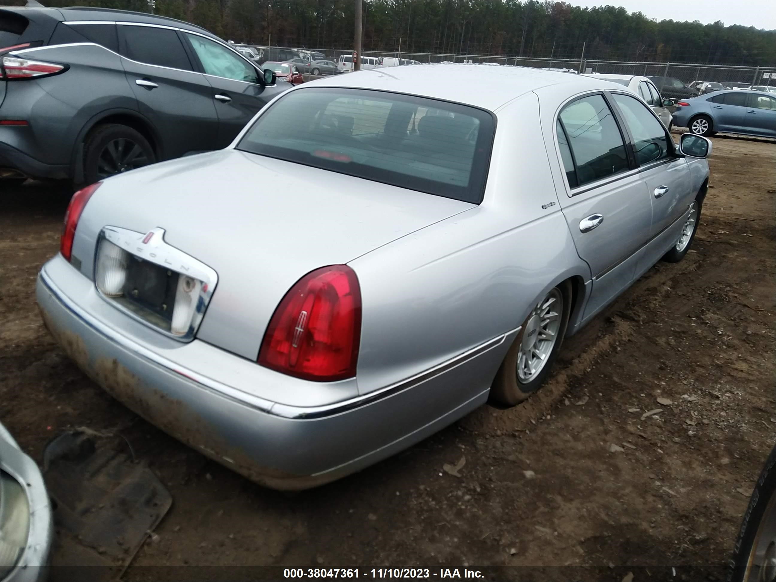 Photo 3 VIN: 1LNHM82W8XY657689 - LINCOLN TOWN CAR 