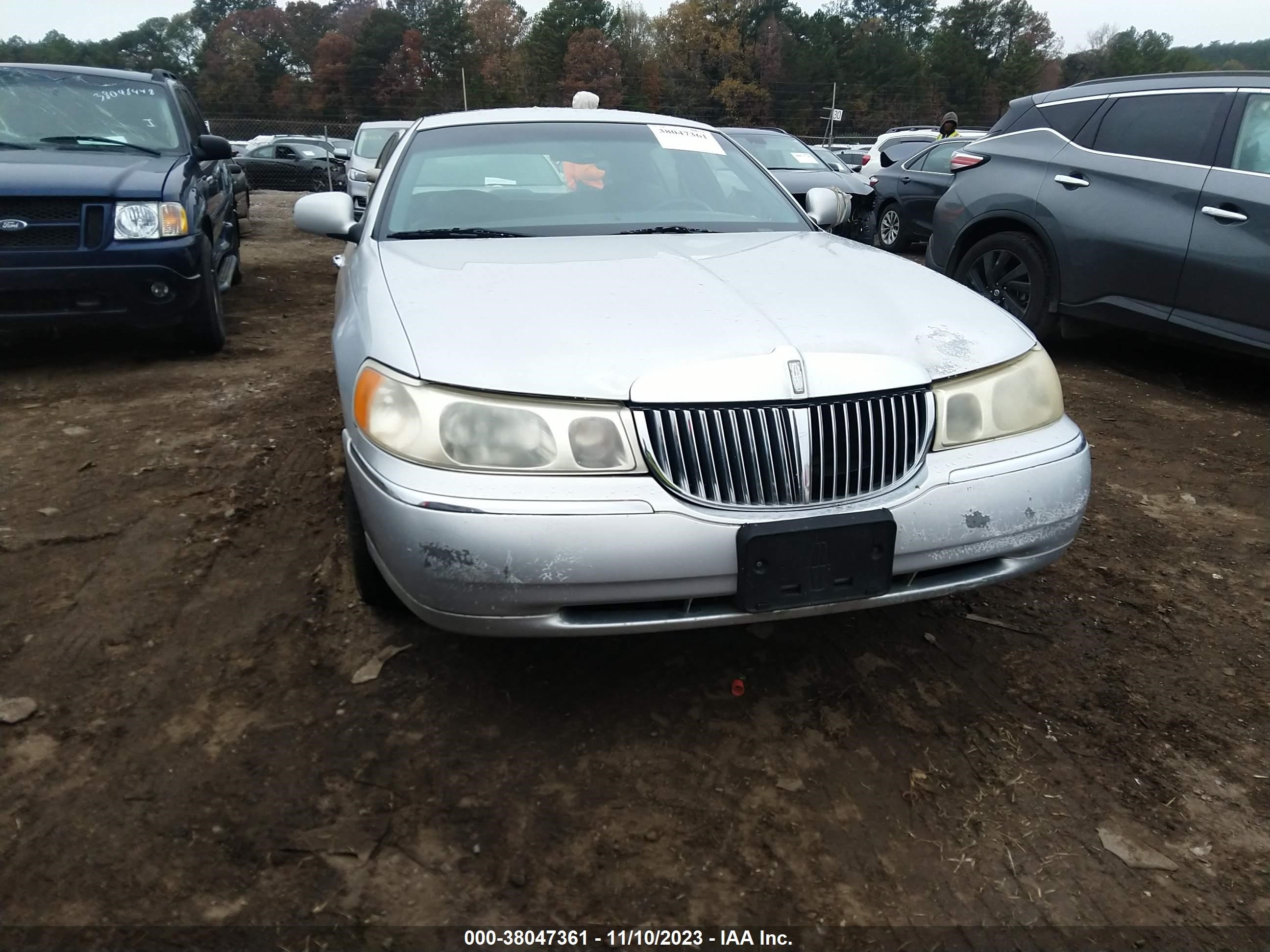 Photo 5 VIN: 1LNHM82W8XY657689 - LINCOLN TOWN CAR 