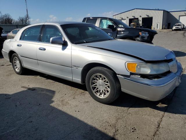 Photo 3 VIN: 1LNHM82W8XY708480 - LINCOLN TOWNCAR 