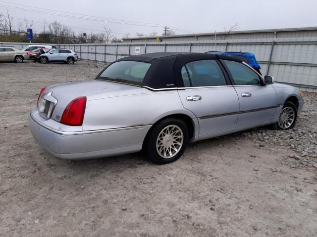 Photo 2 VIN: 1LNHM82W8YY891011 - LINCOLN TOWN CAR S 