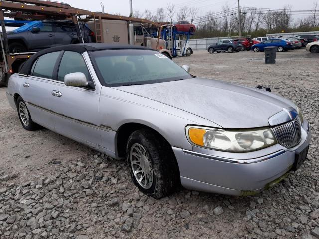 Photo 3 VIN: 1LNHM82W8YY891011 - LINCOLN TOWN CAR S 