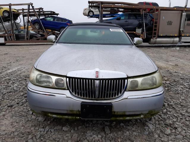 Photo 4 VIN: 1LNHM82W8YY891011 - LINCOLN TOWN CAR S 