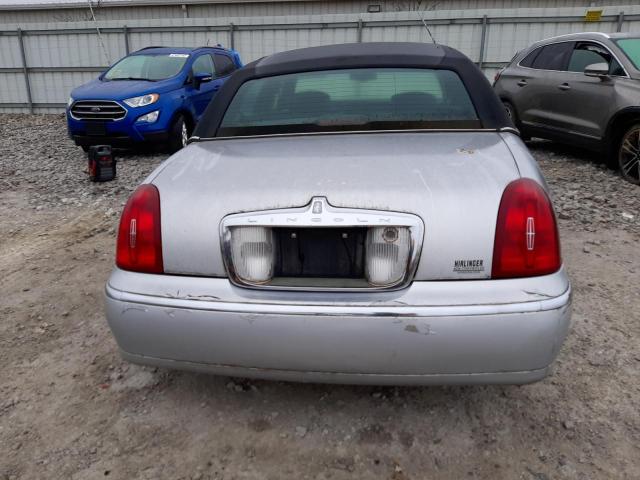 Photo 5 VIN: 1LNHM82W8YY891011 - LINCOLN TOWN CAR S 