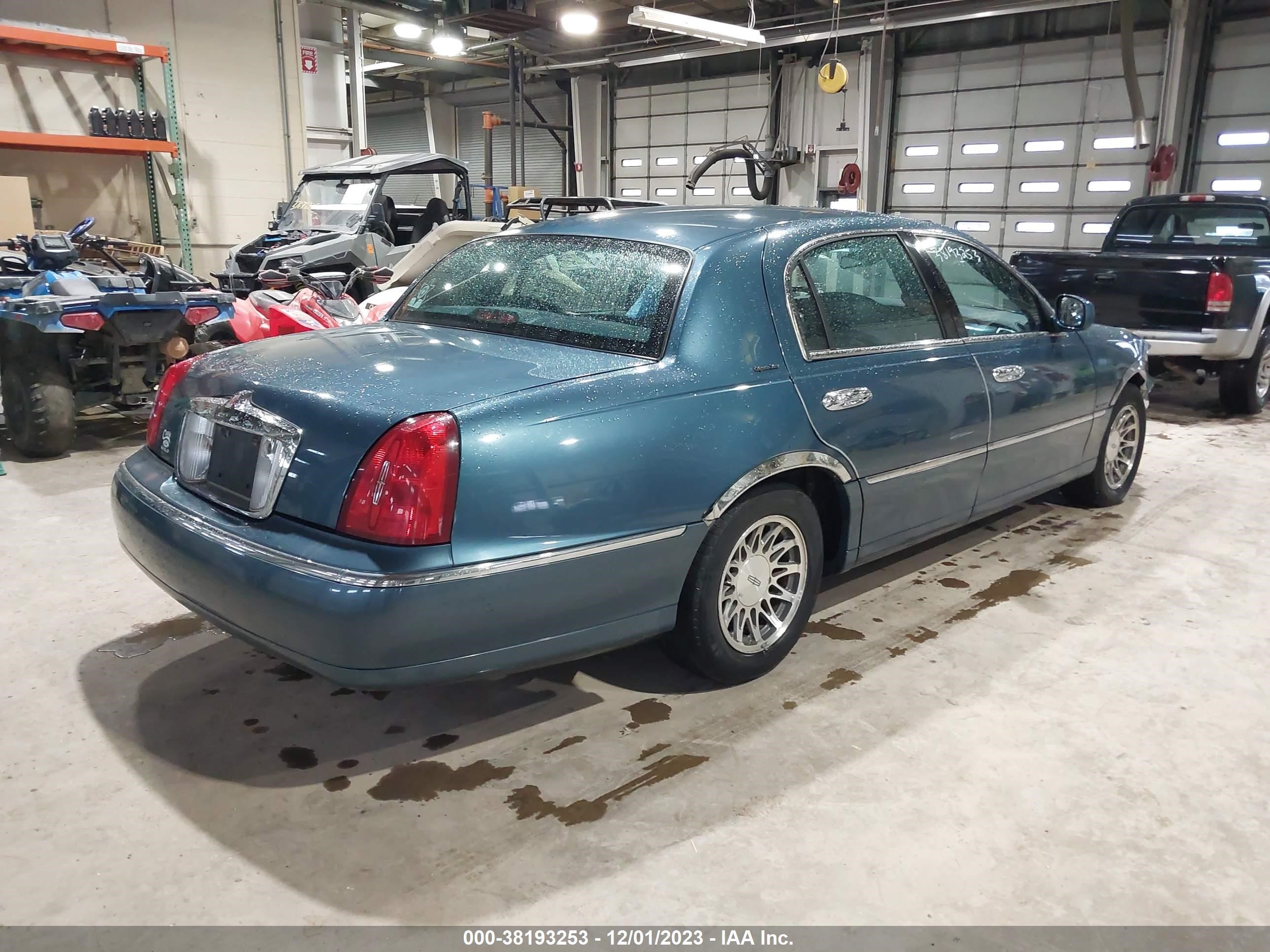 Photo 3 VIN: 1LNHM82W91Y661886 - LINCOLN TOWN CAR 