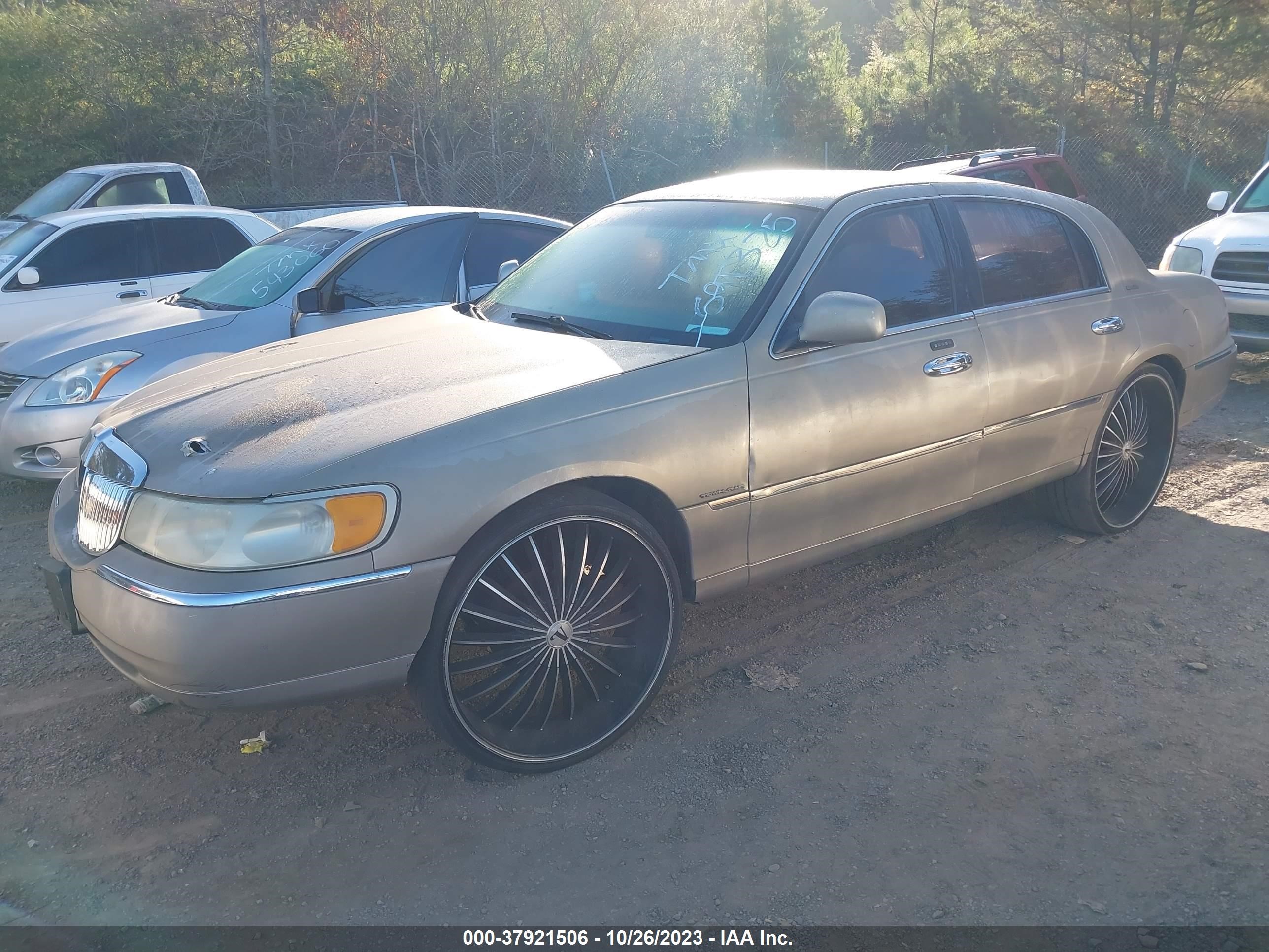 Photo 1 VIN: 1LNHM82W91Y691325 - LINCOLN TOWN CAR 