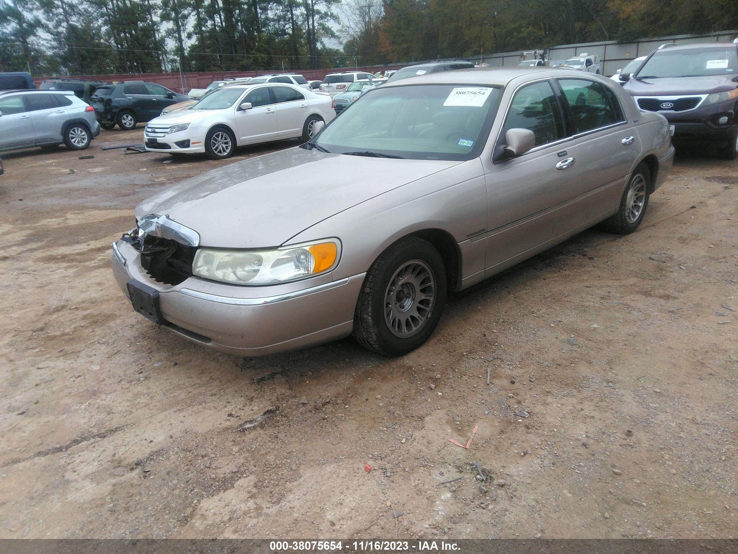 Photo 1 VIN: 1LNHM82W92Y668550 - LINCOLN TOWN CAR 