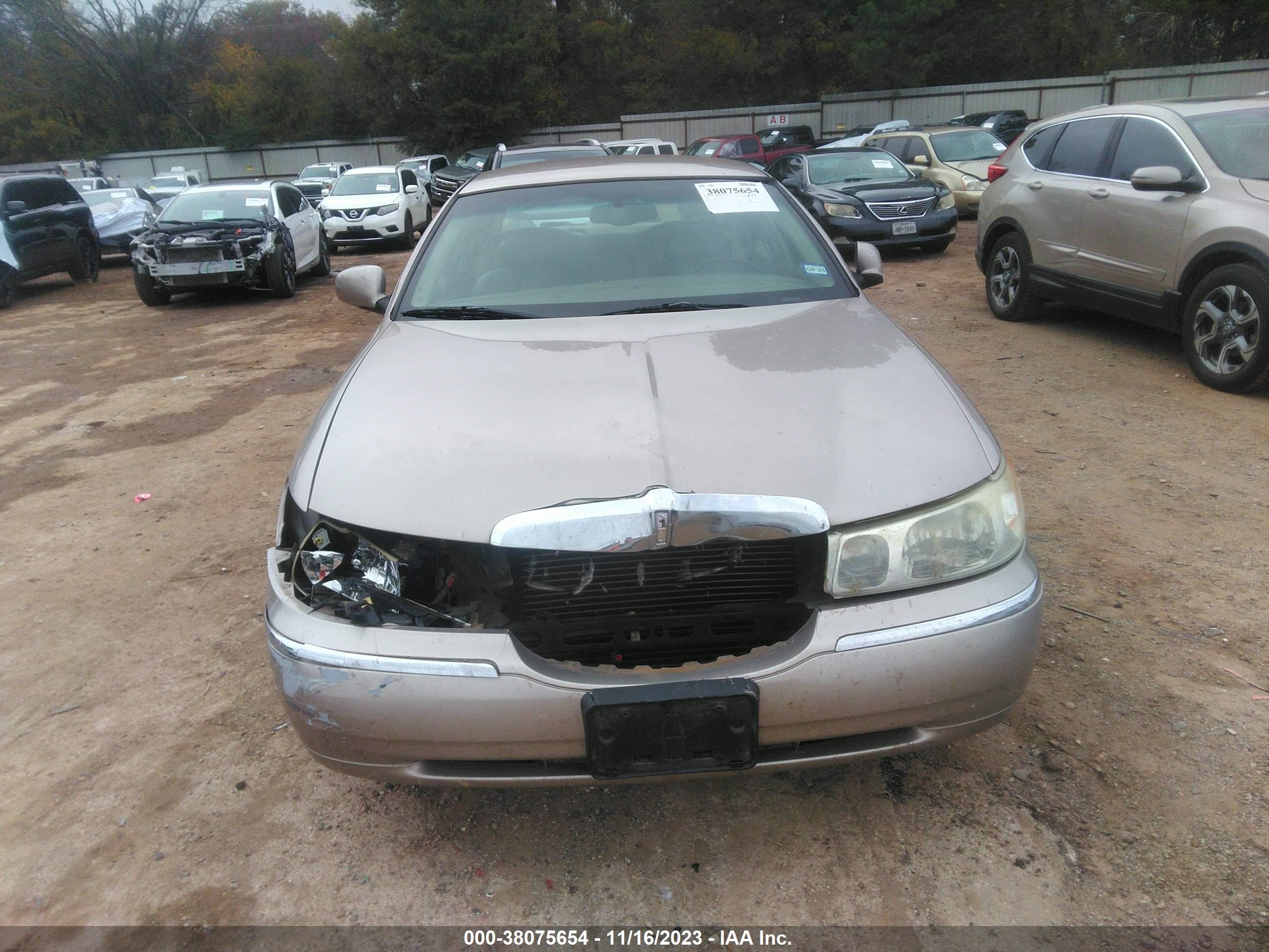 Photo 11 VIN: 1LNHM82W92Y668550 - LINCOLN TOWN CAR 