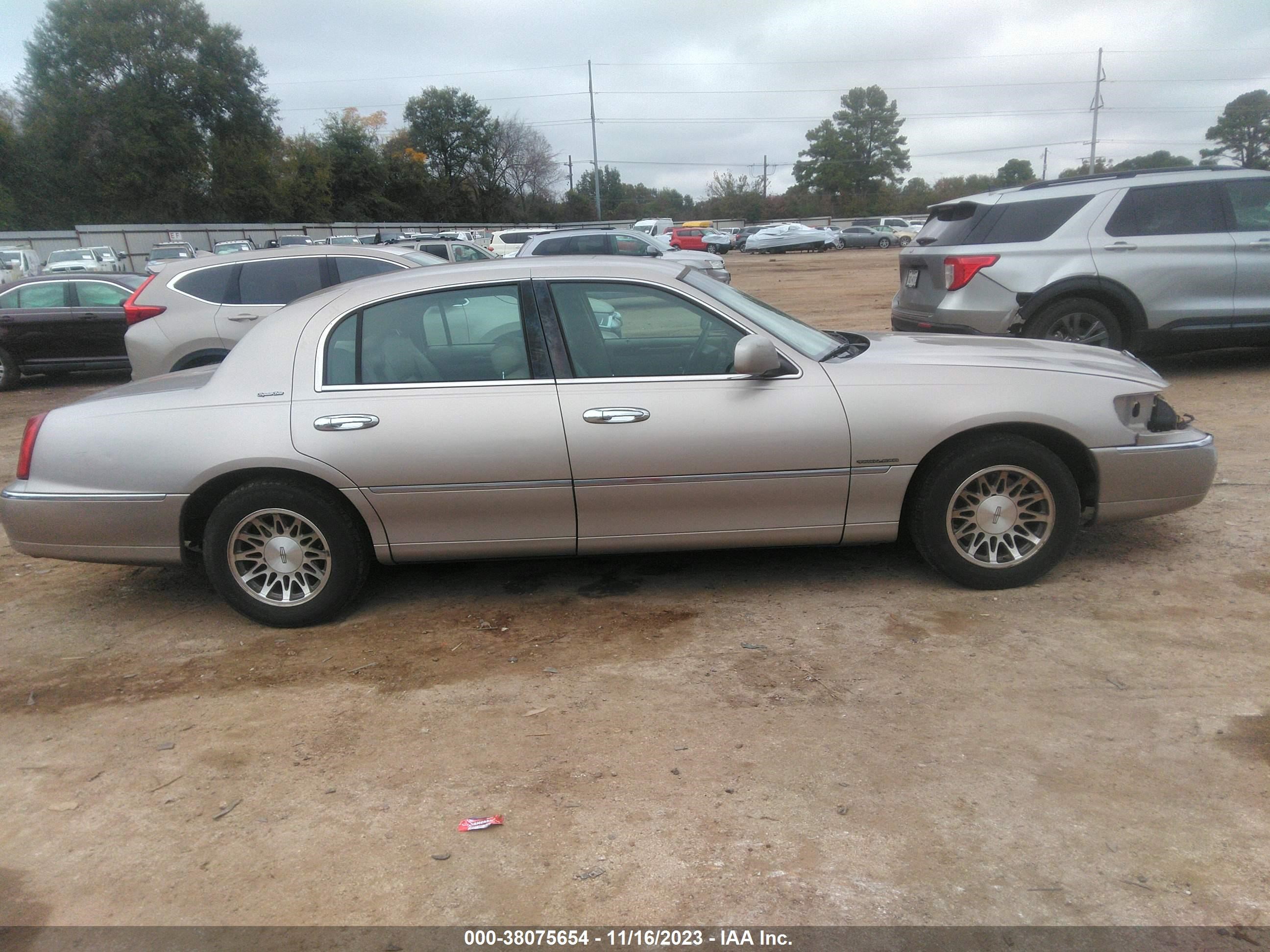 Photo 12 VIN: 1LNHM82W92Y668550 - LINCOLN TOWN CAR 