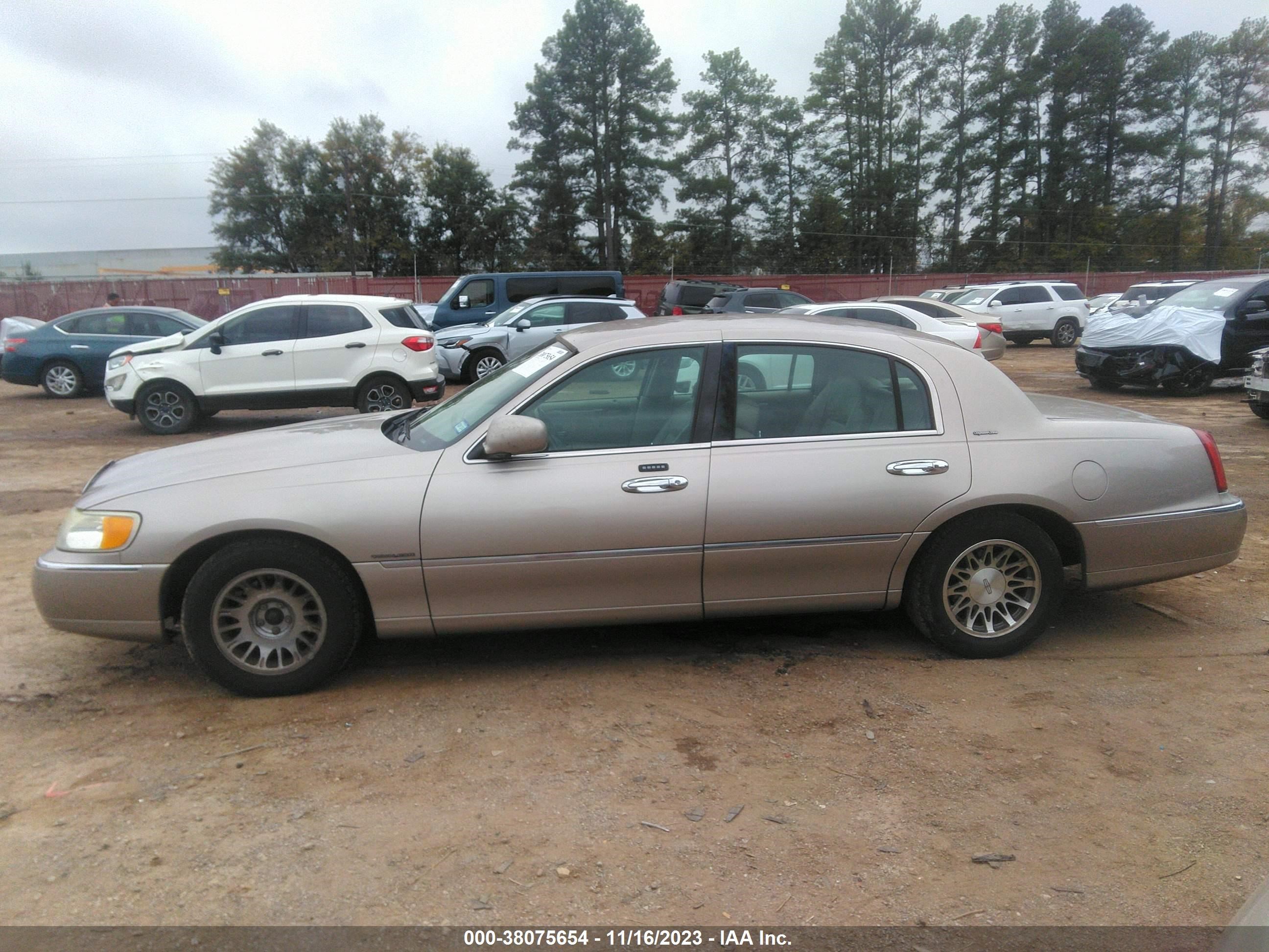 Photo 13 VIN: 1LNHM82W92Y668550 - LINCOLN TOWN CAR 