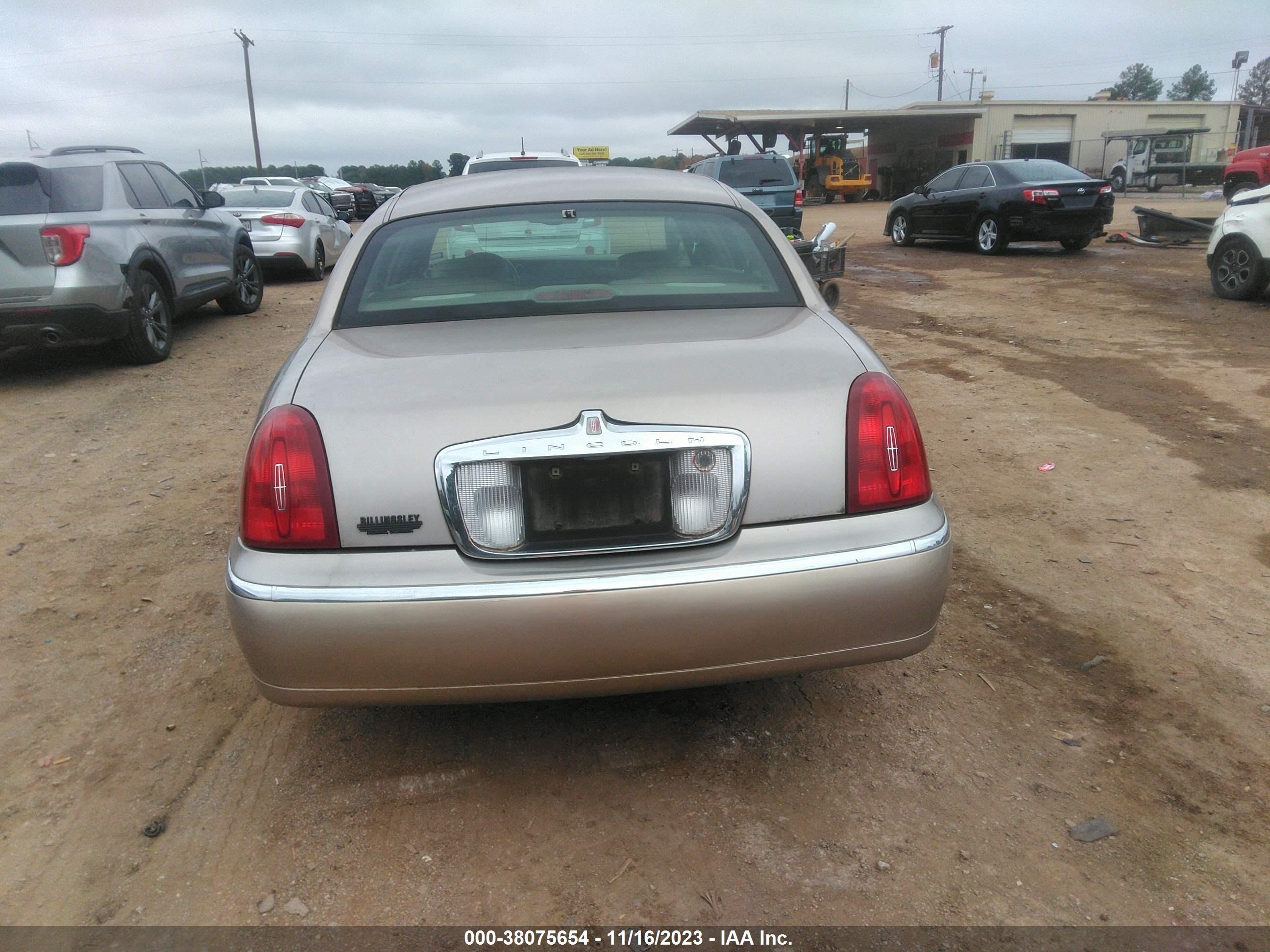 Photo 15 VIN: 1LNHM82W92Y668550 - LINCOLN TOWN CAR 