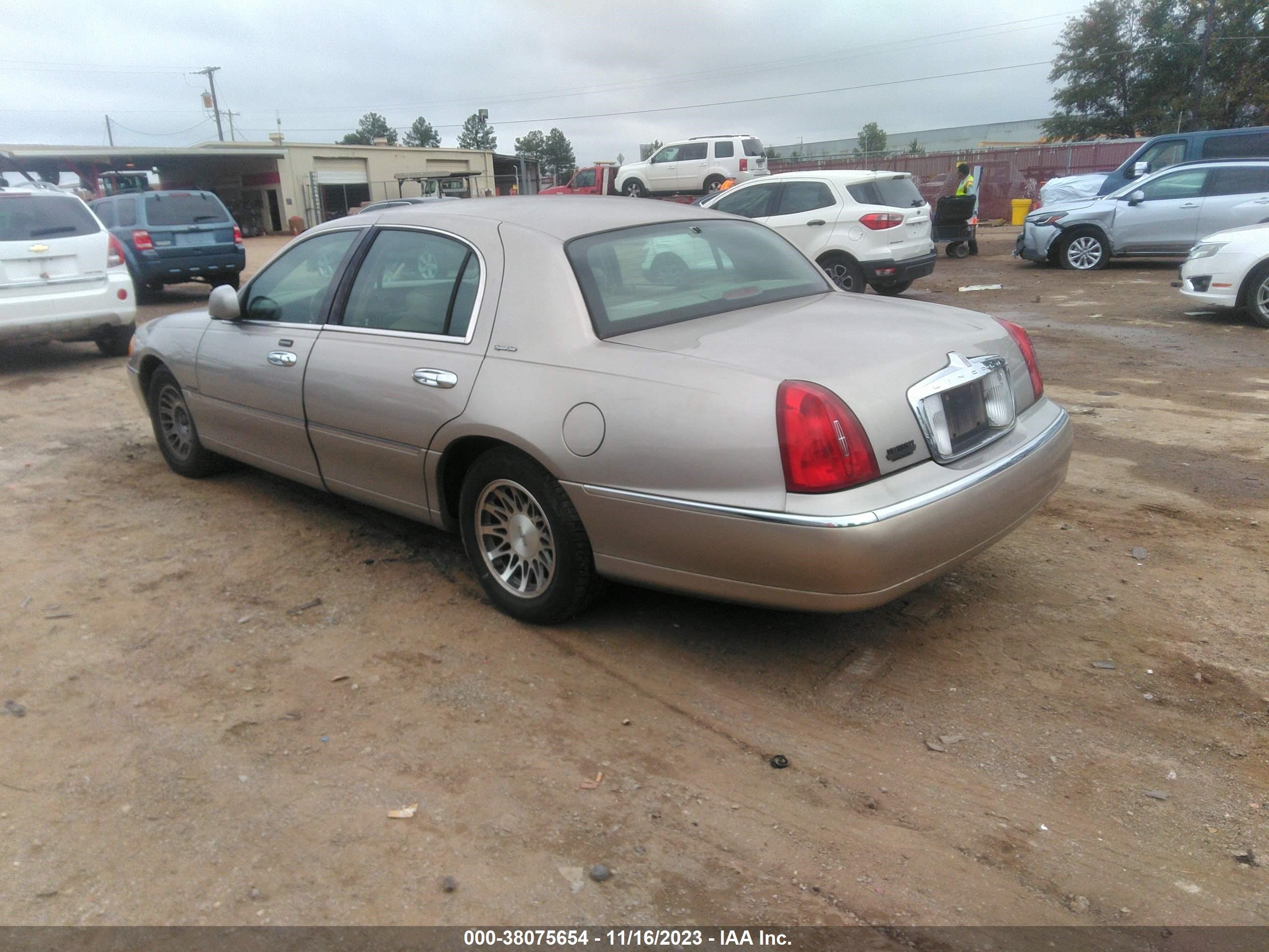 Photo 2 VIN: 1LNHM82W92Y668550 - LINCOLN TOWN CAR 