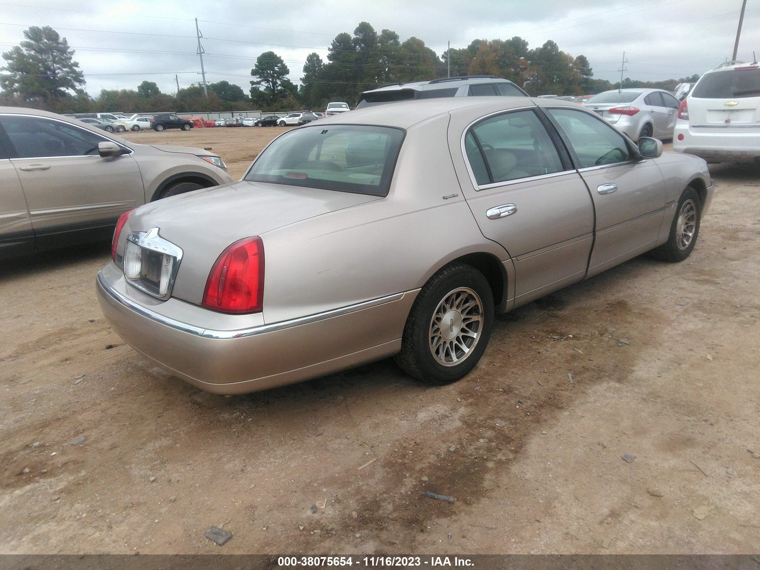 Photo 3 VIN: 1LNHM82W92Y668550 - LINCOLN TOWN CAR 