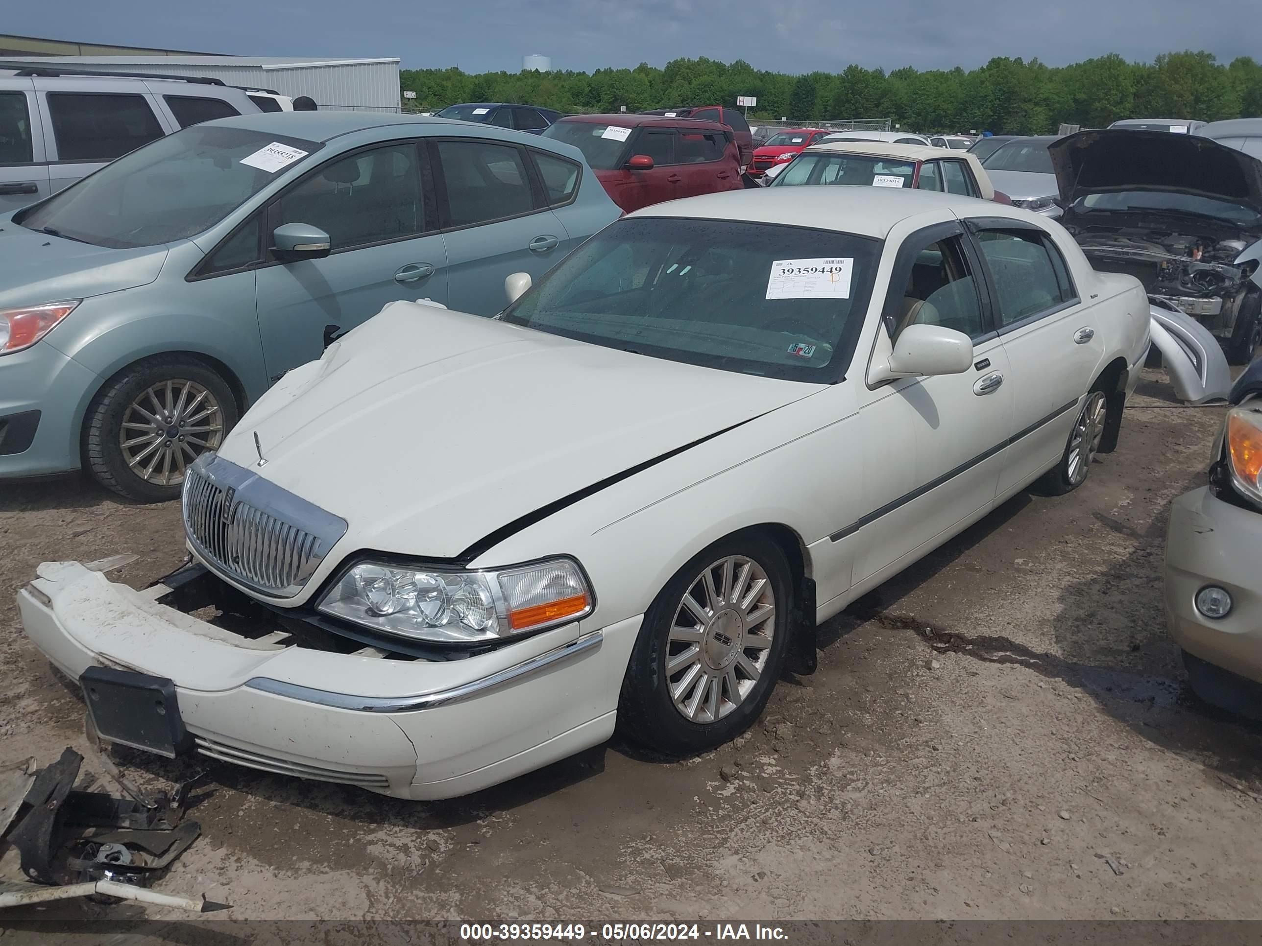 Photo 1 VIN: 1LNHM82W93Y676861 - LINCOLN TOWN CAR 